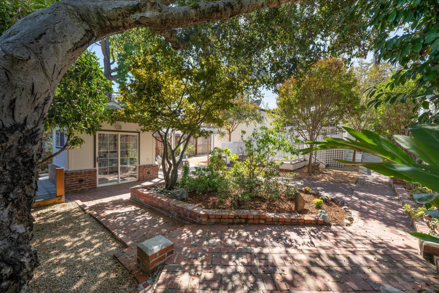 742 Neal AVE