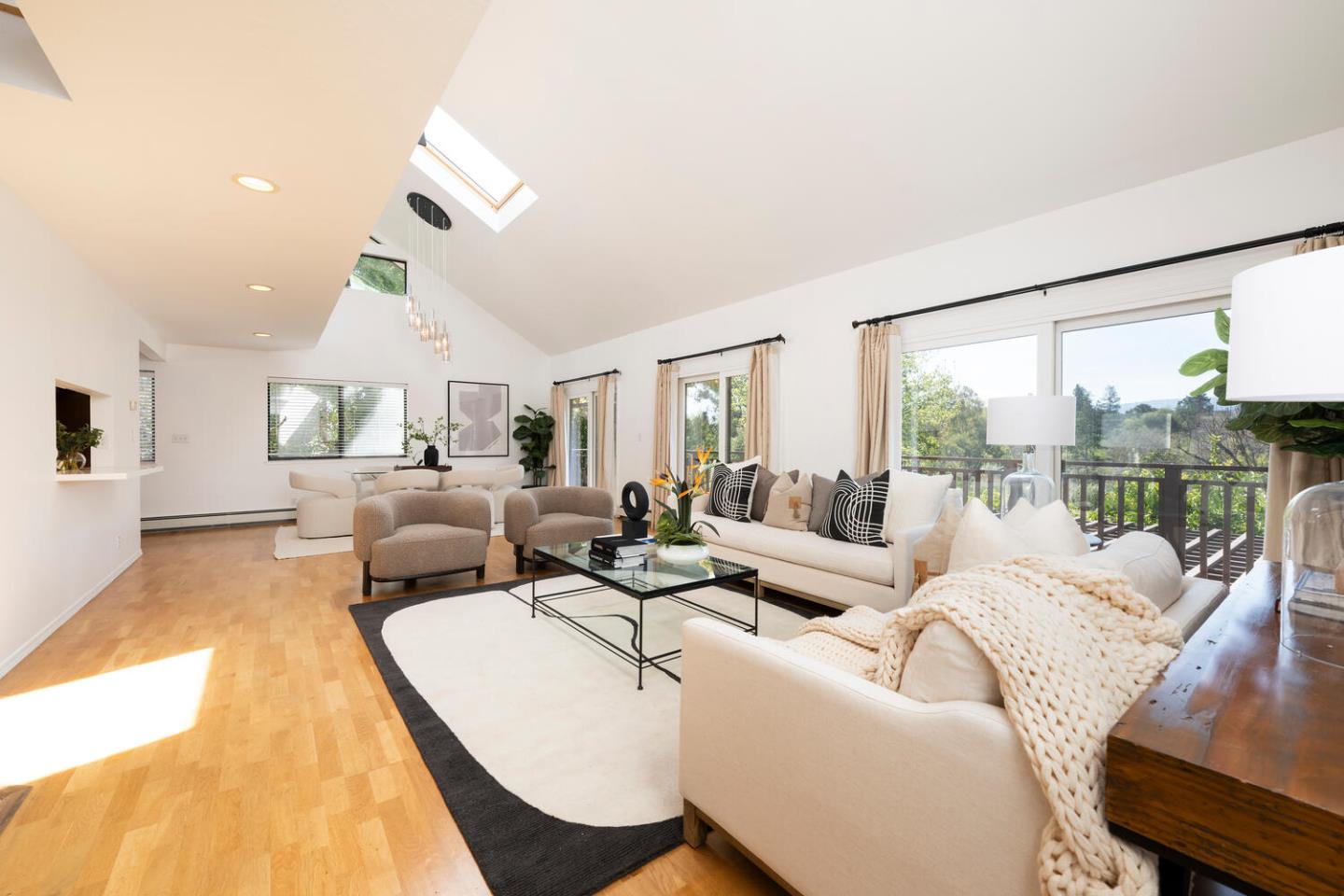 1075 Deanna DR