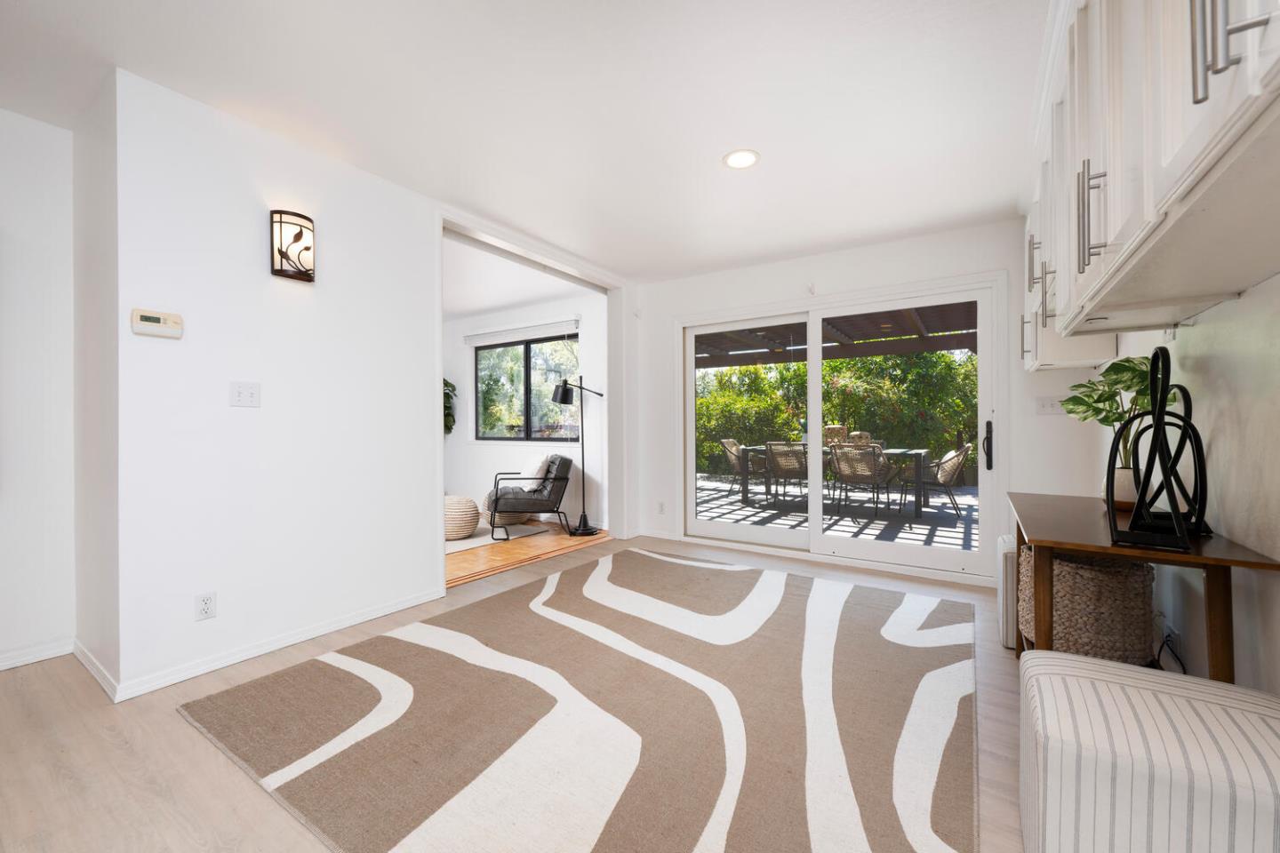1075 Deanna DR