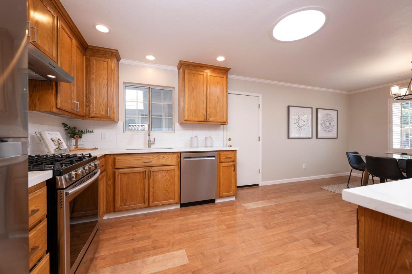 10 Greenwood LN