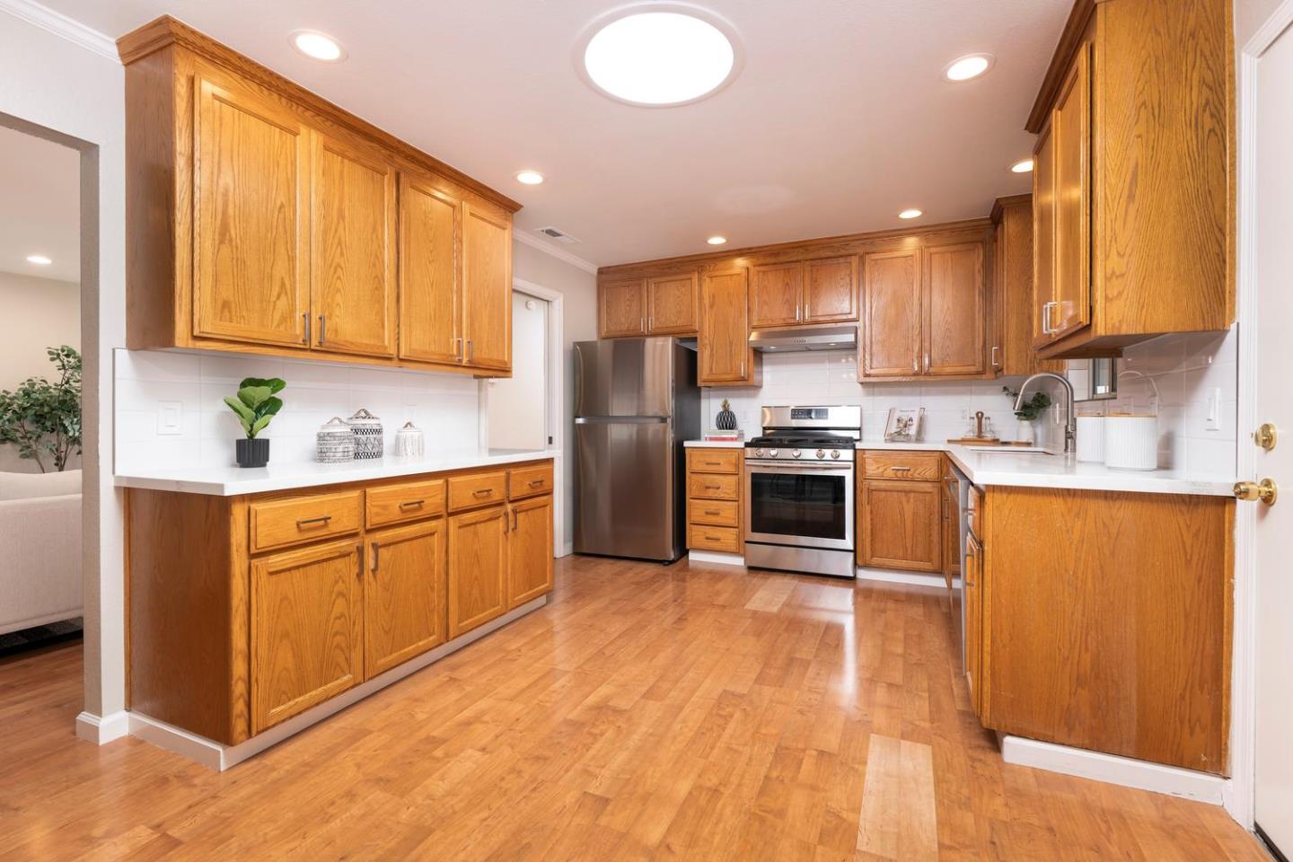 10 Greenwood LN