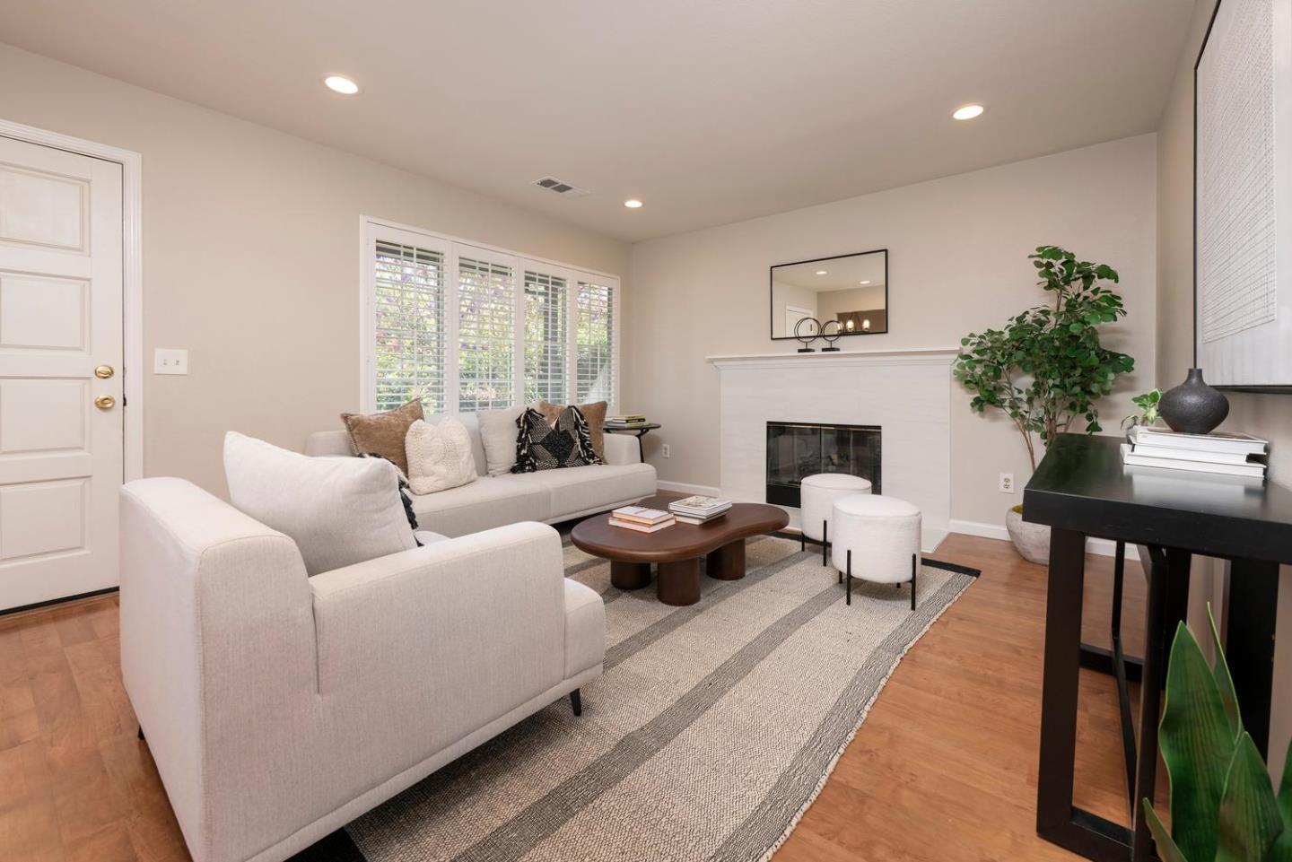 10 Greenwood LN