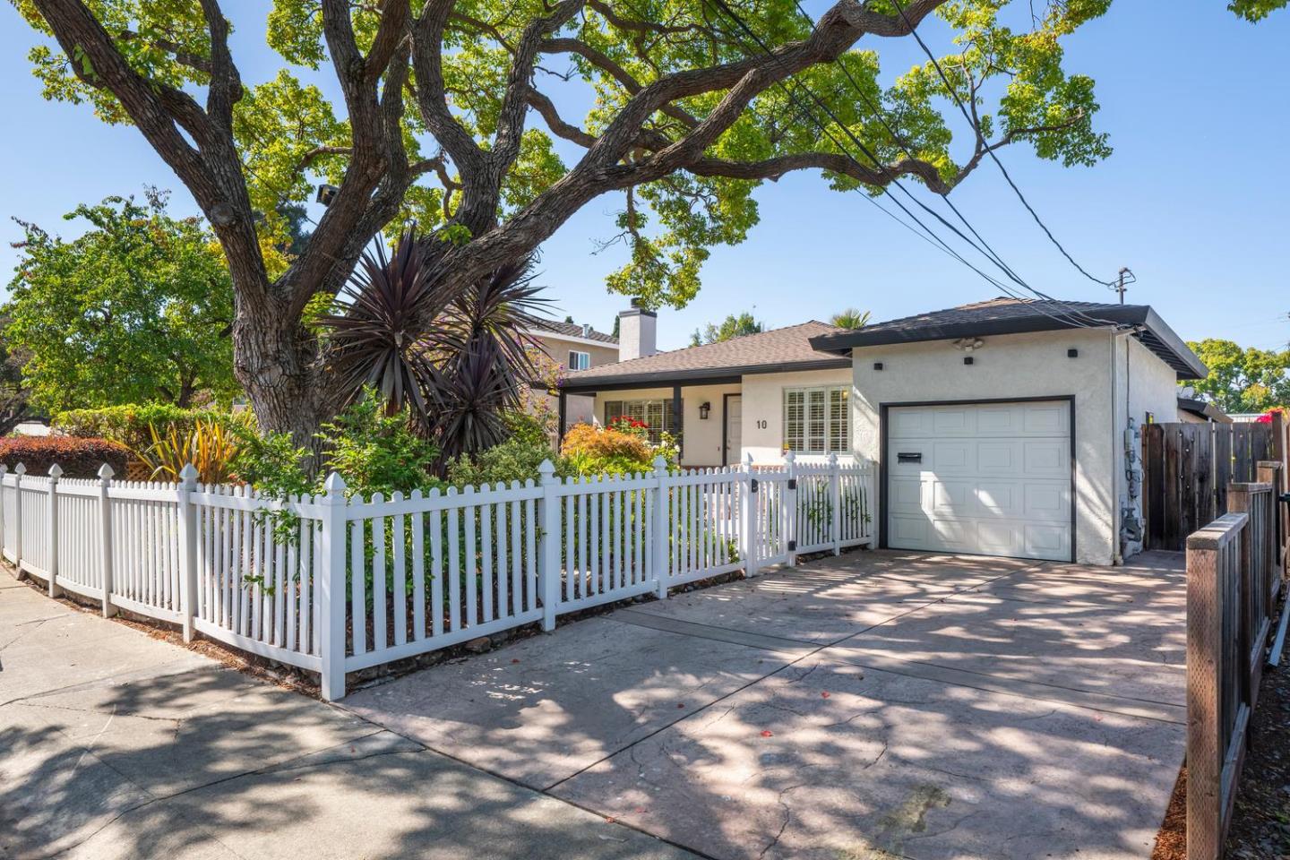 10 Greenwood LN