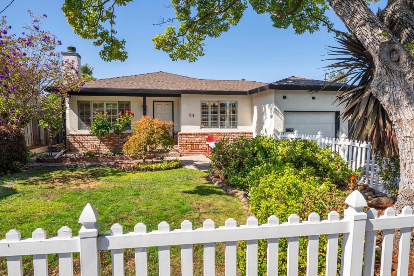 10 Greenwood LN