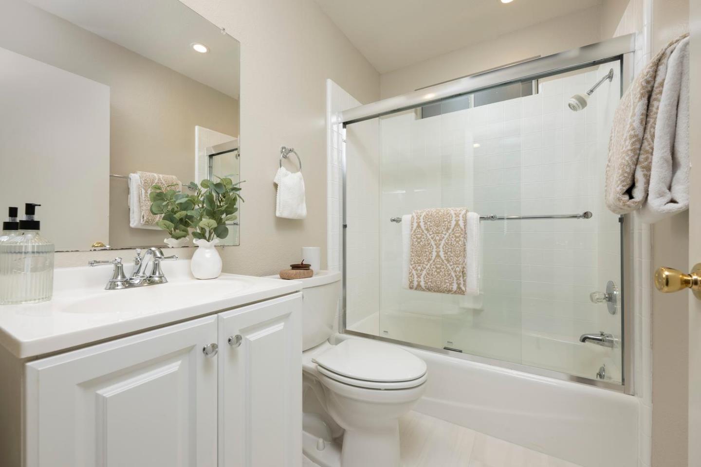 10 Greenwood LN