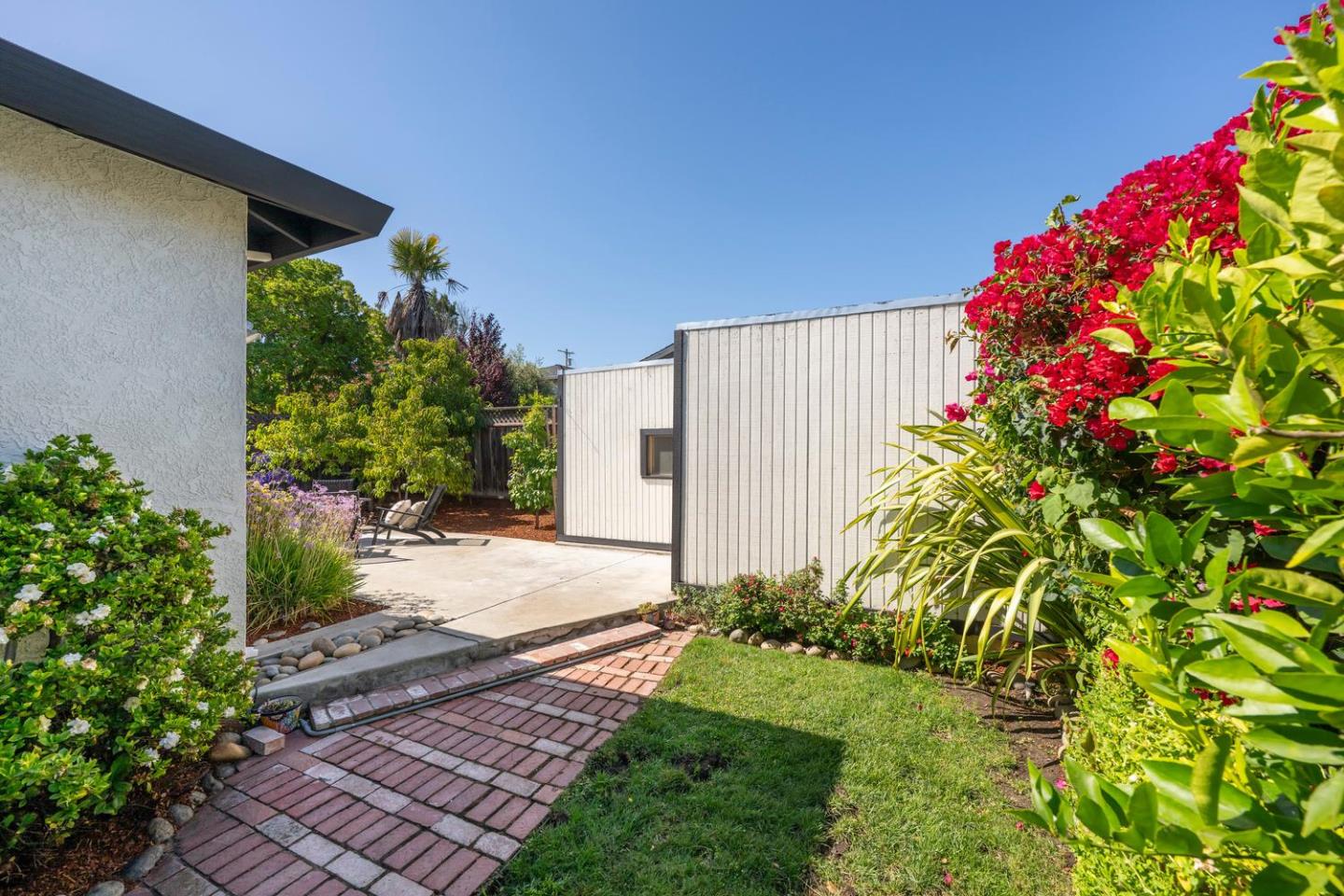 10 Greenwood LN