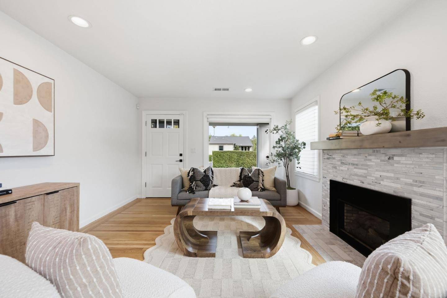 1005 Hall ST