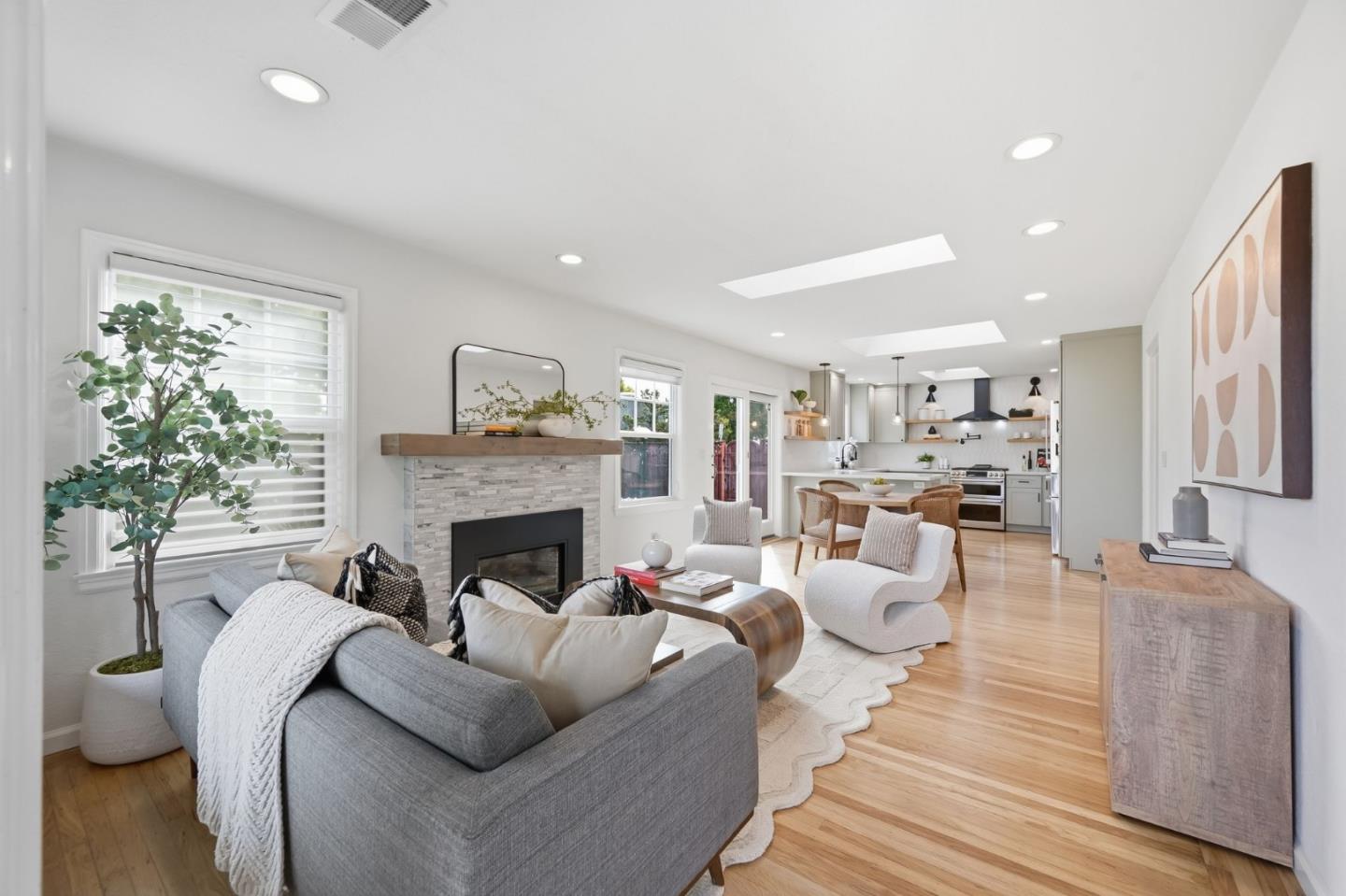 1005 Hall ST