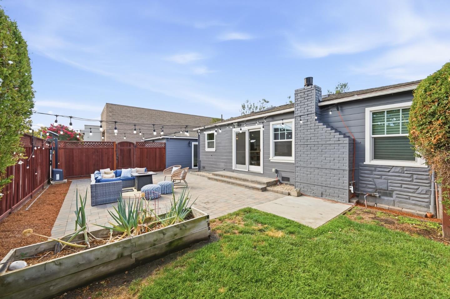 1005 Hall ST