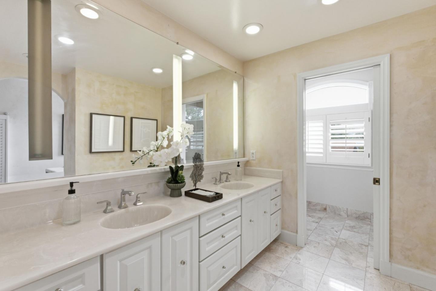 2564 Sherborne DR