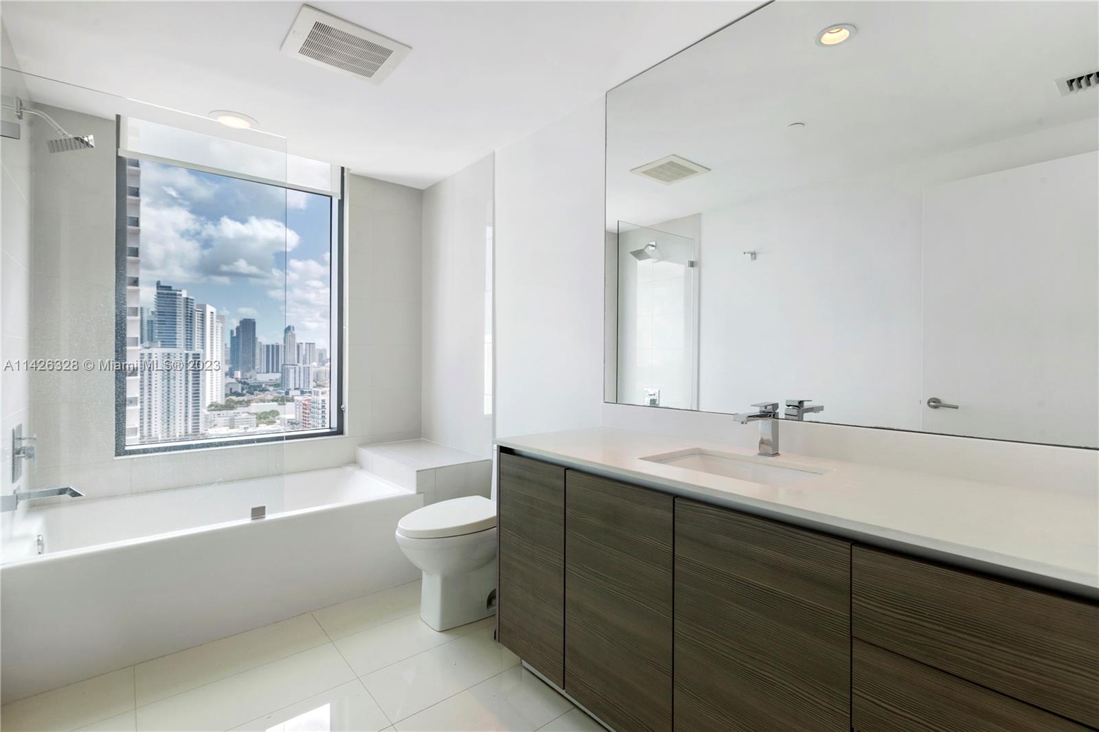 460 NE 28th St Unit: 2808