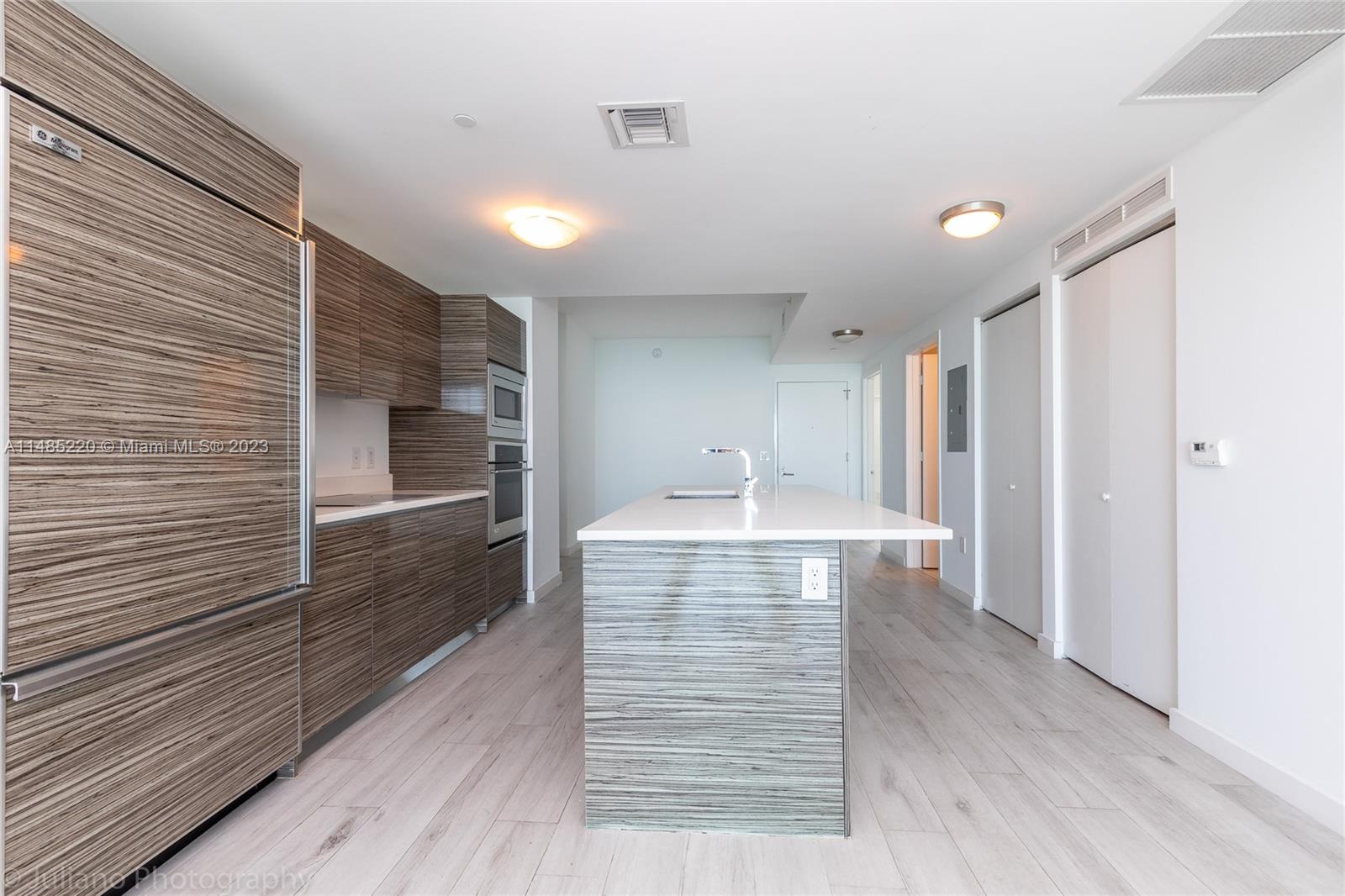 460 NE 28th St Unit: 1005