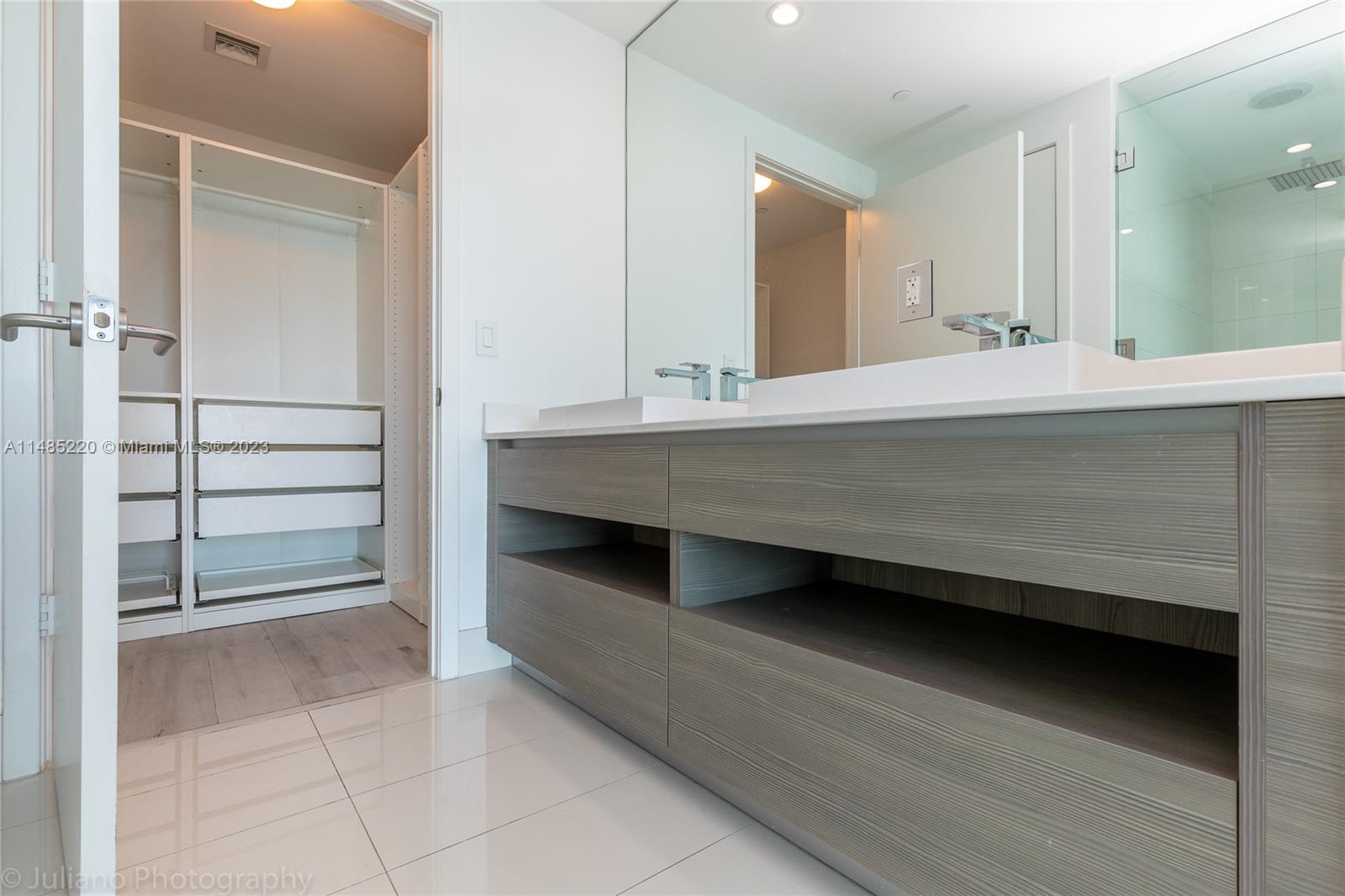 460 NE 28th St Unit: 1005