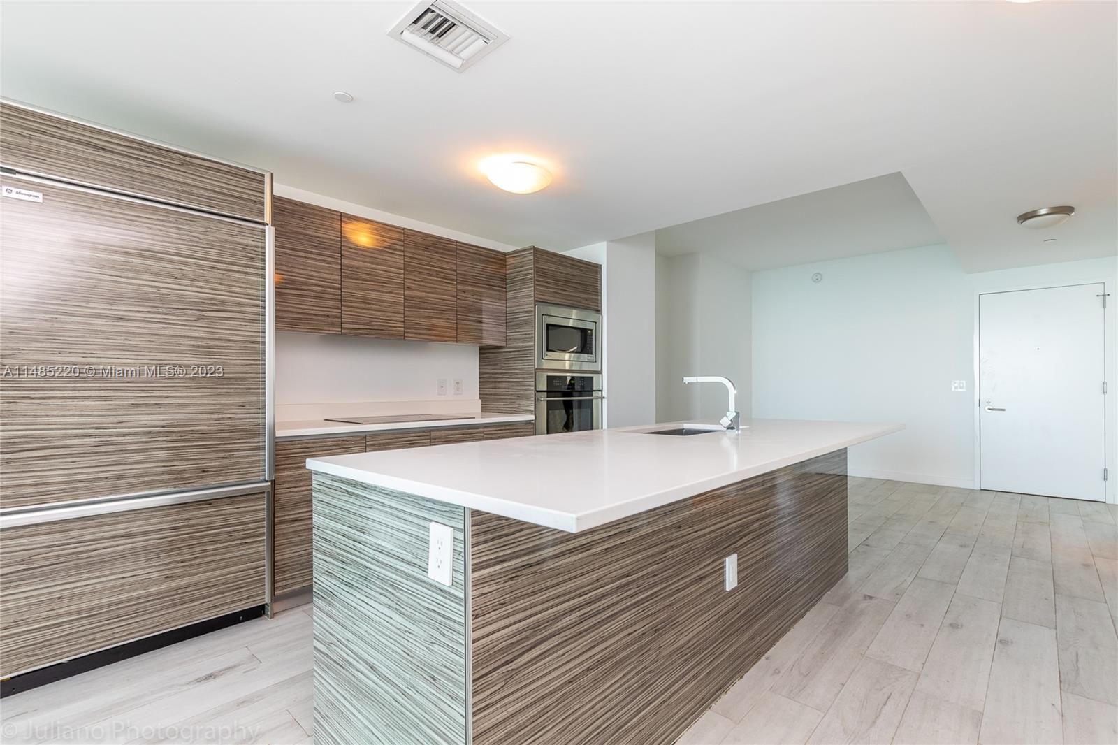 460 NE 28th St Unit: 1005