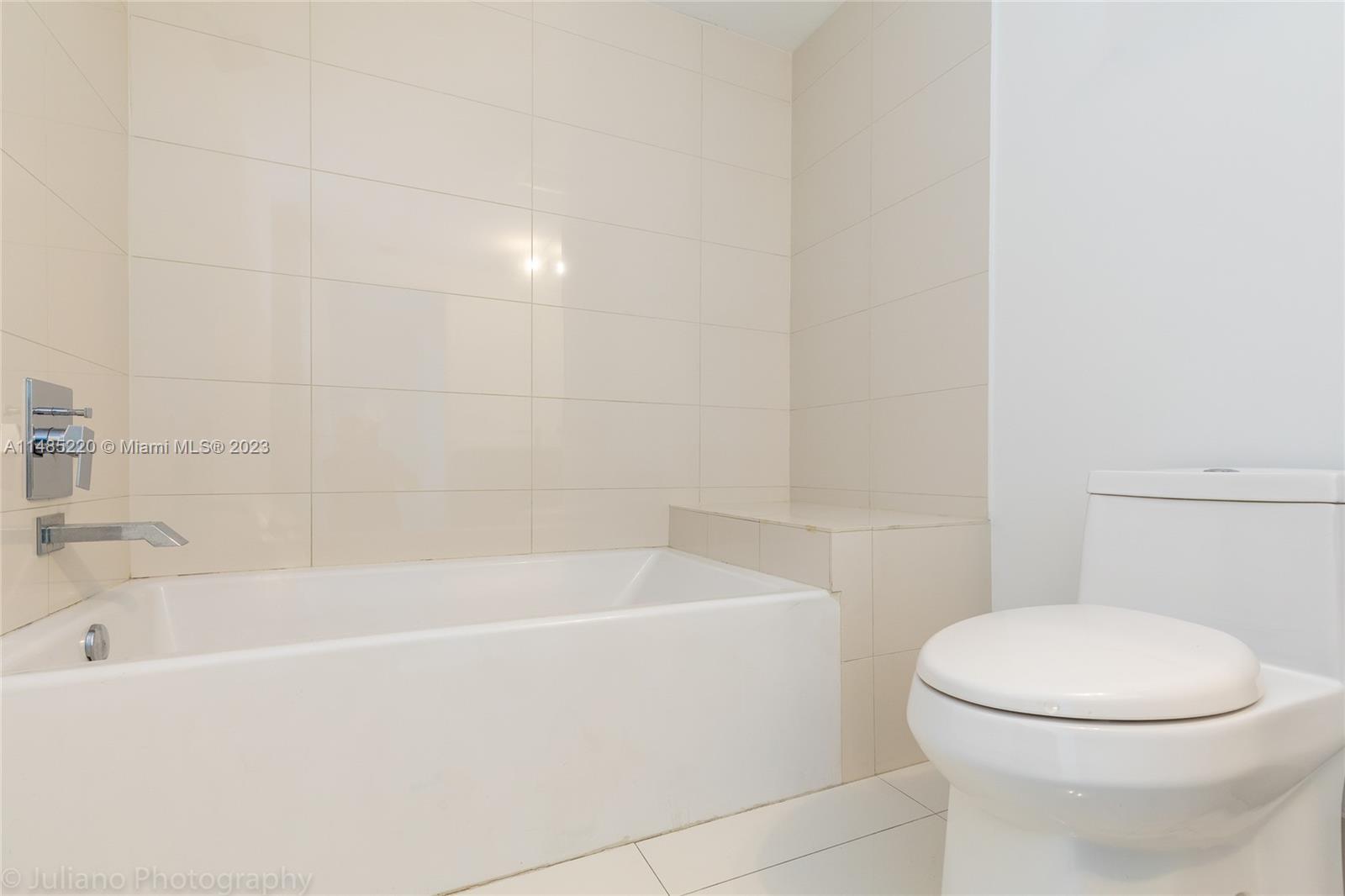 460 NE 28th St Unit: 1005