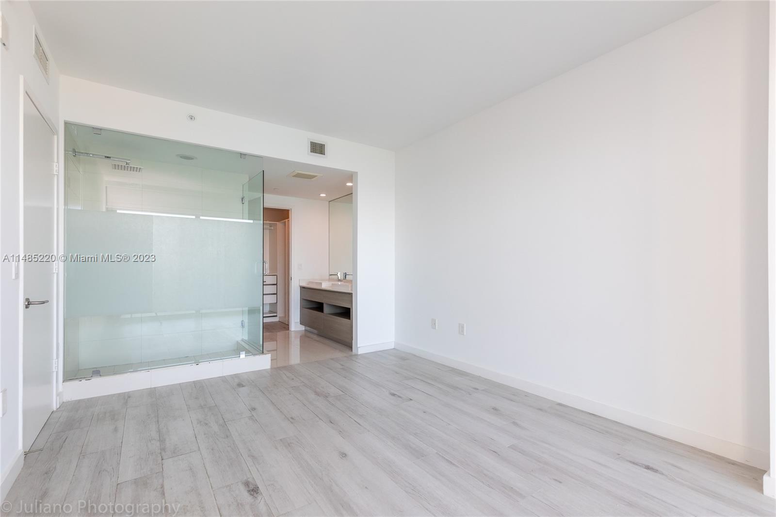 460 NE 28th St Unit: 1005