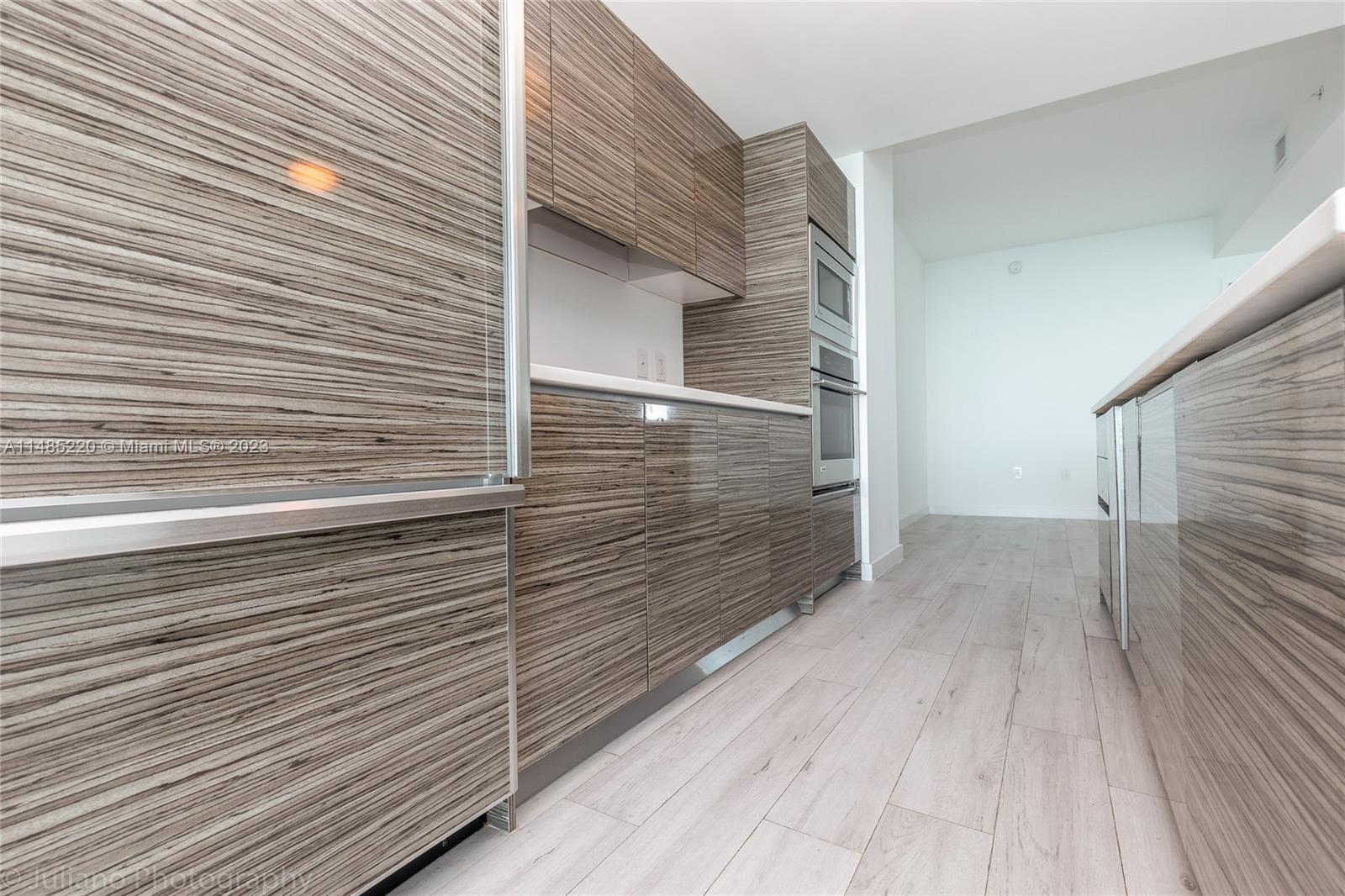 460 NE 28th St Unit: 1005