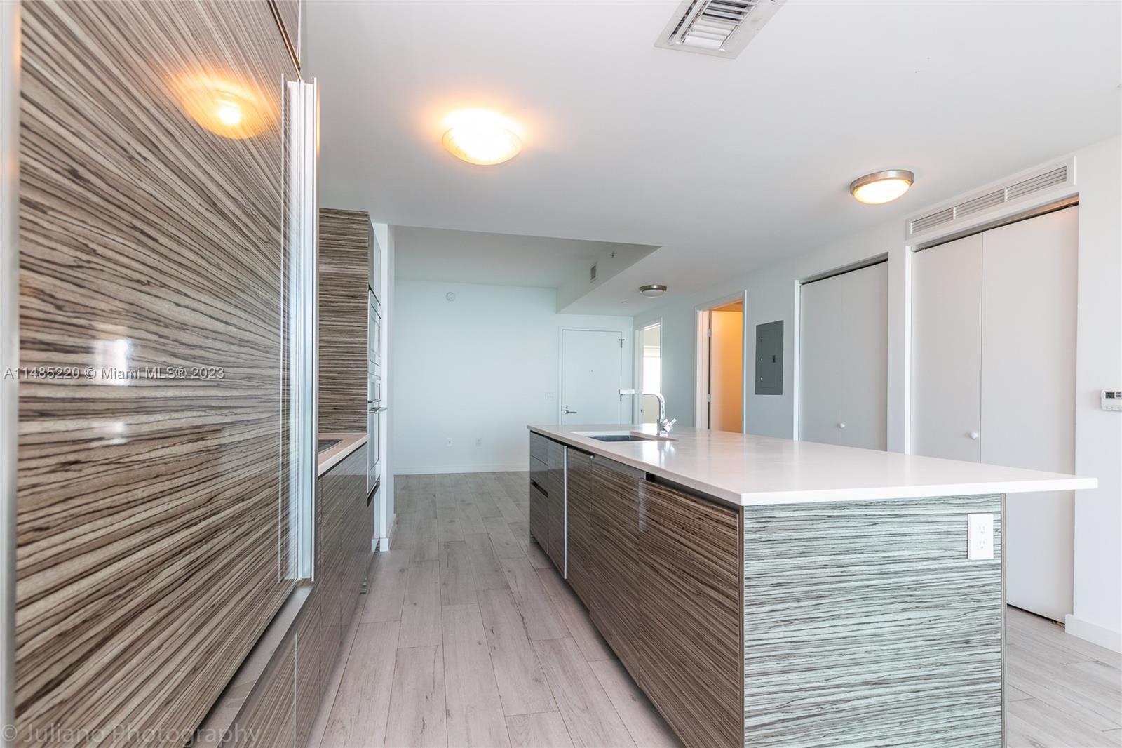 460 NE 28th St Unit: 1005