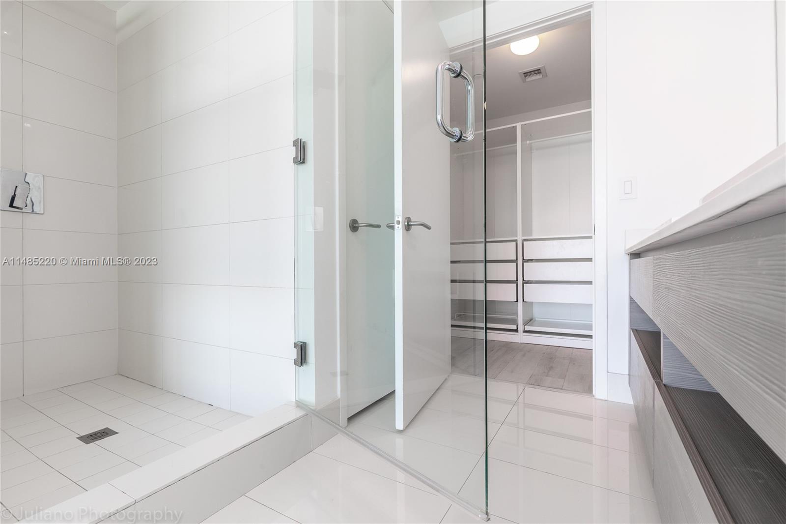 460 NE 28th St Unit: 1005