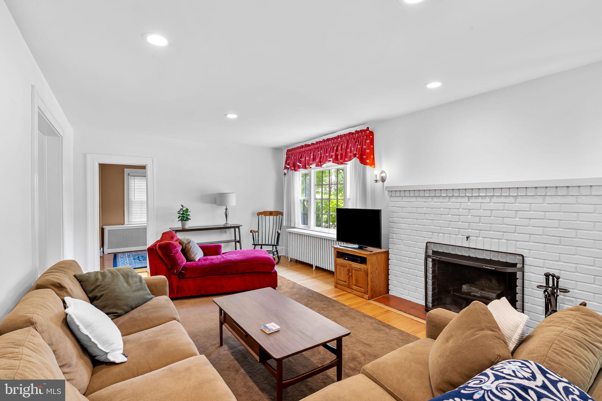 206 E Lake Ave
