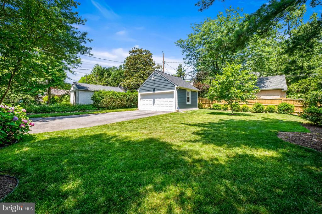 206 E Lake Ave