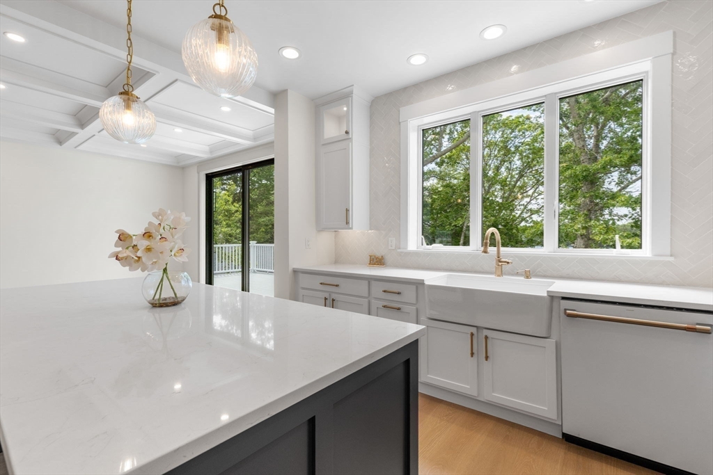 73 Lake Shore Dr