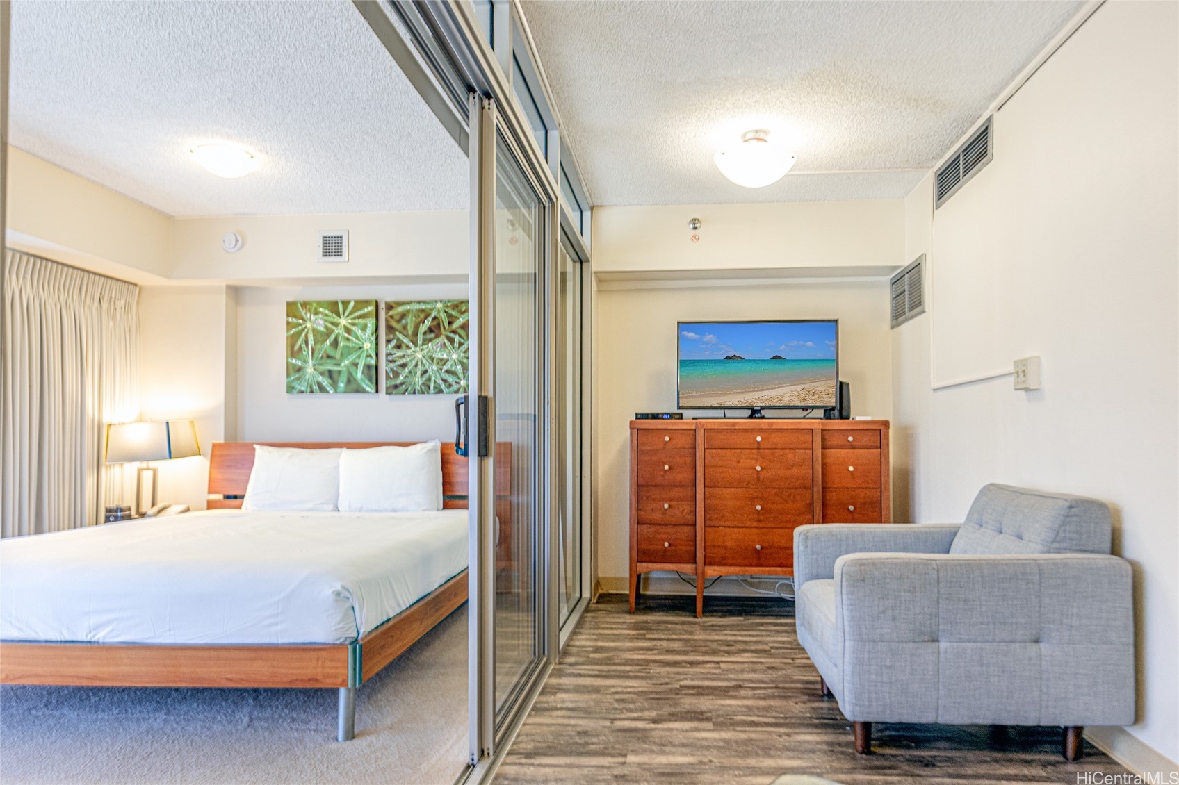 1088 Bishop Street 2001