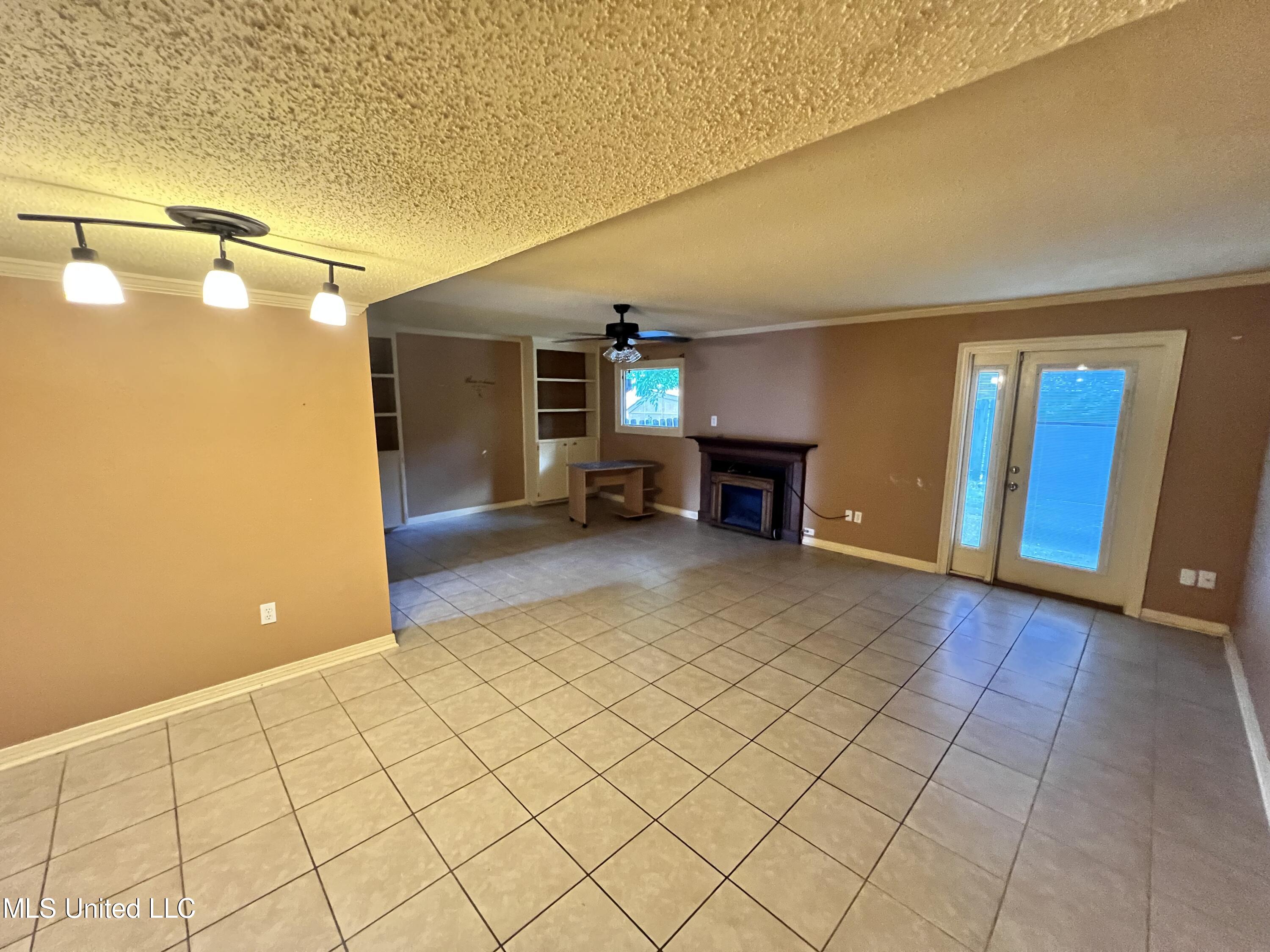 1255 E County Line Road, L-3