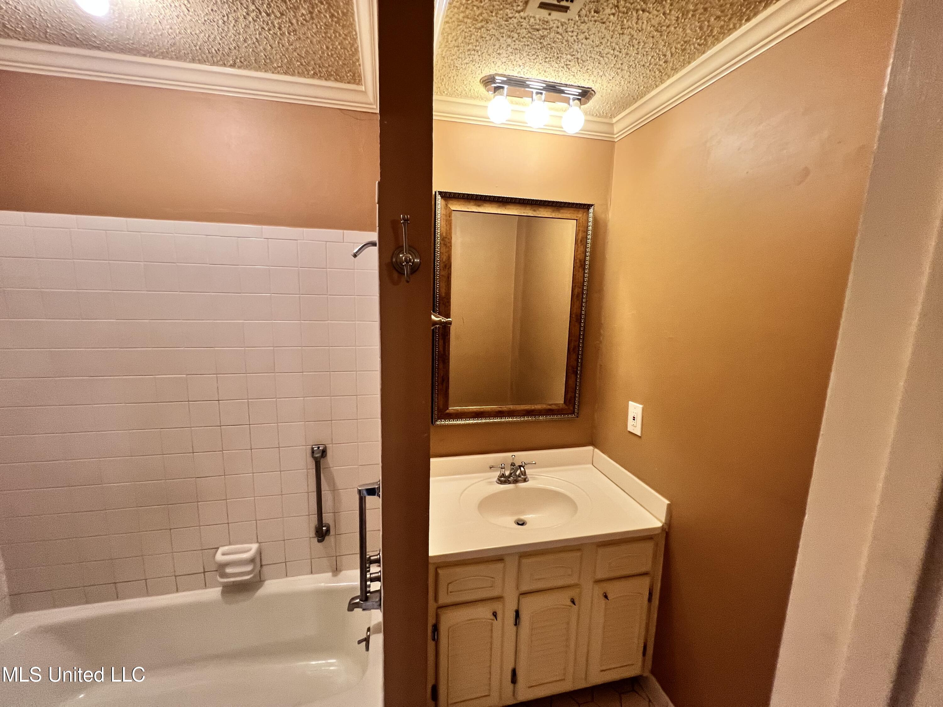 1255 E County Line Road, L-3
