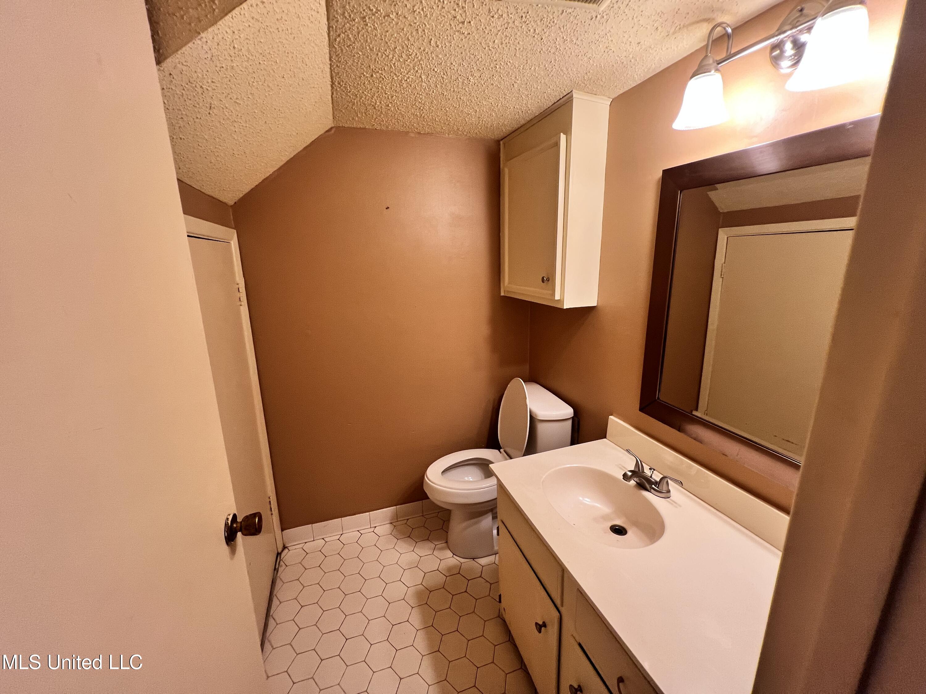 1255 E County Line Road, L-3