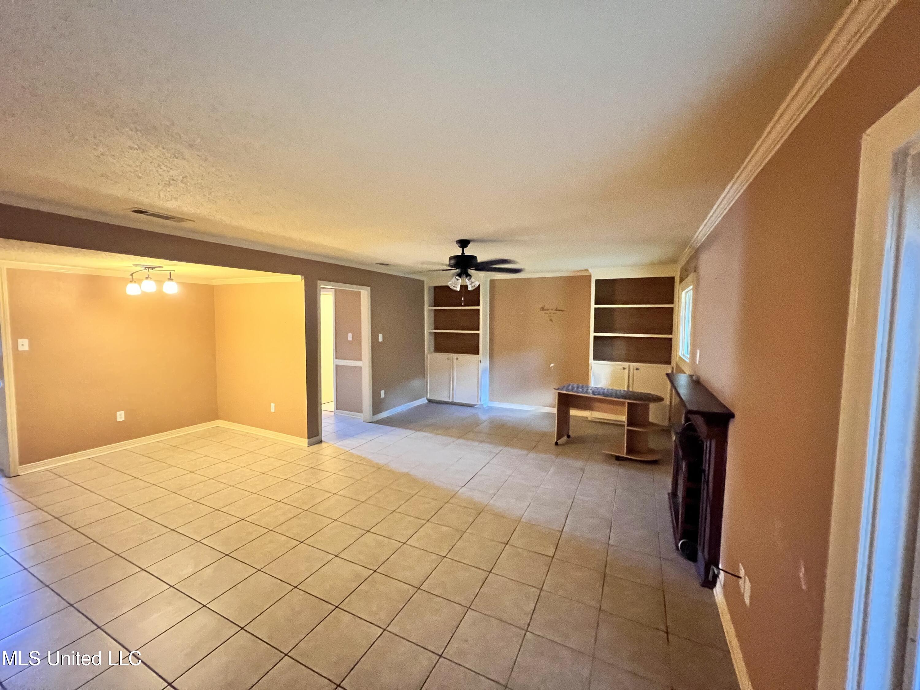 1255 E County Line Road, L-3