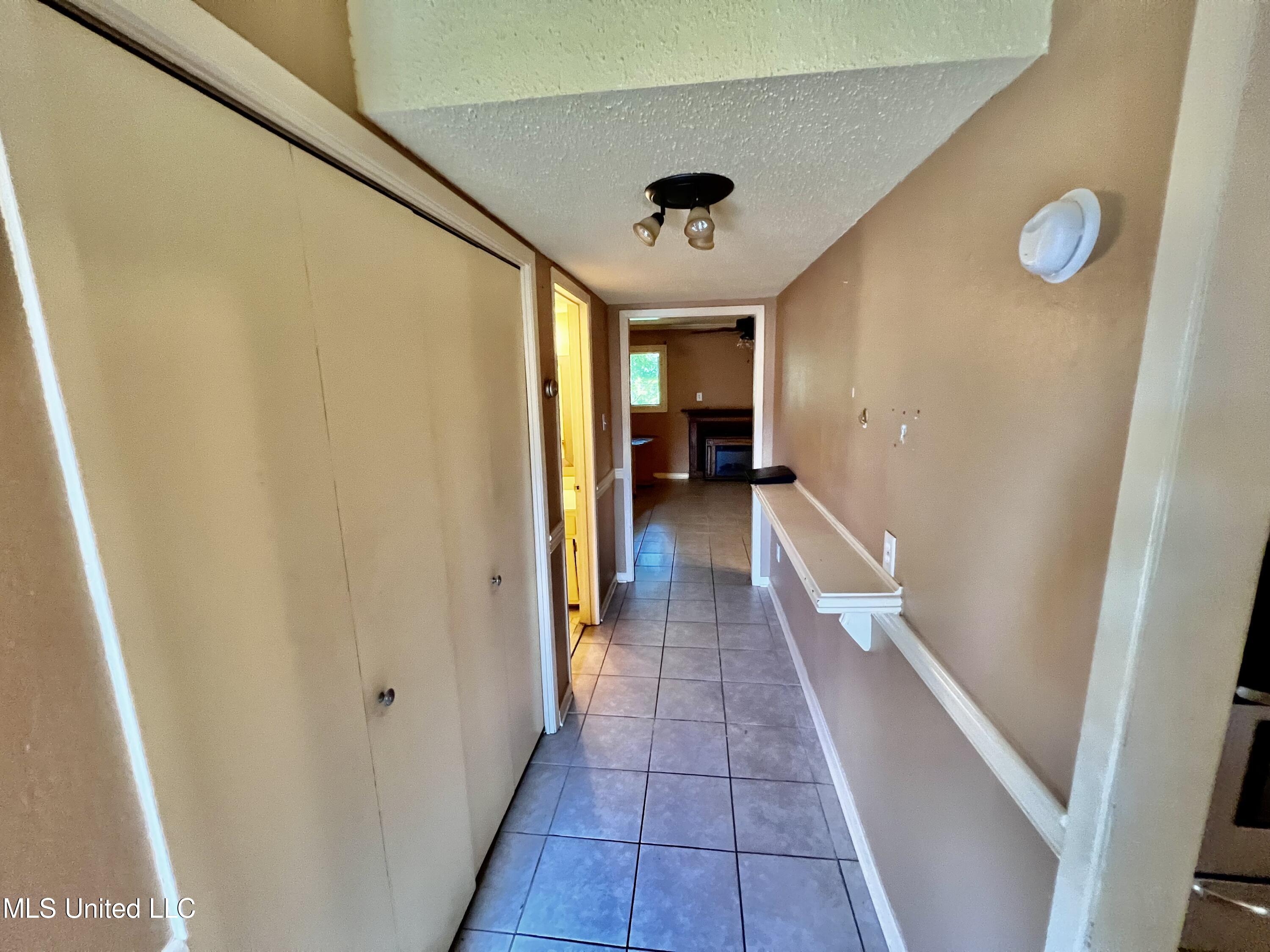 1255 E County Line Road, L-3