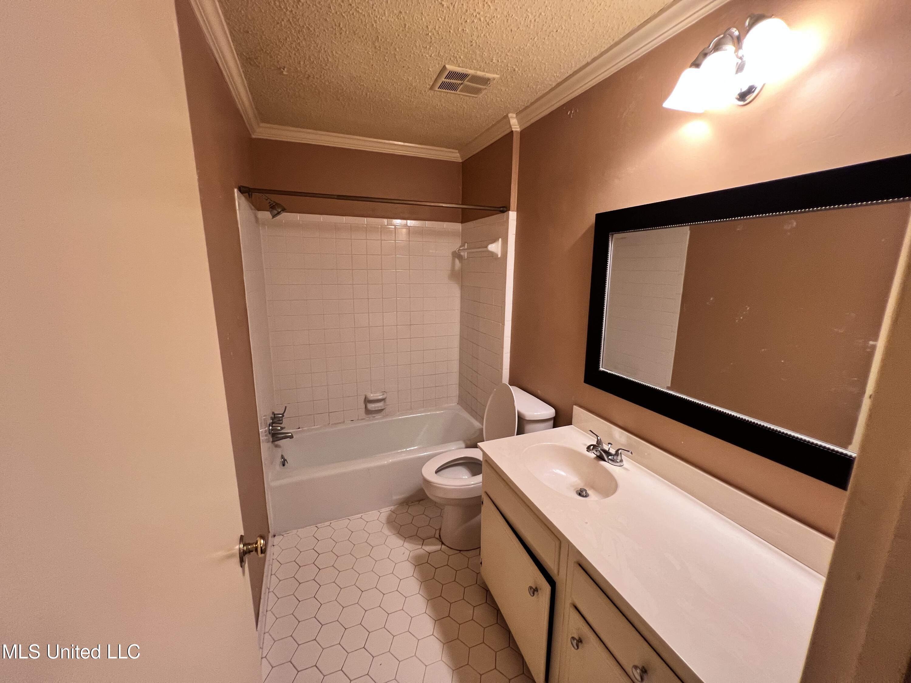 1255 E County Line Road, L-3