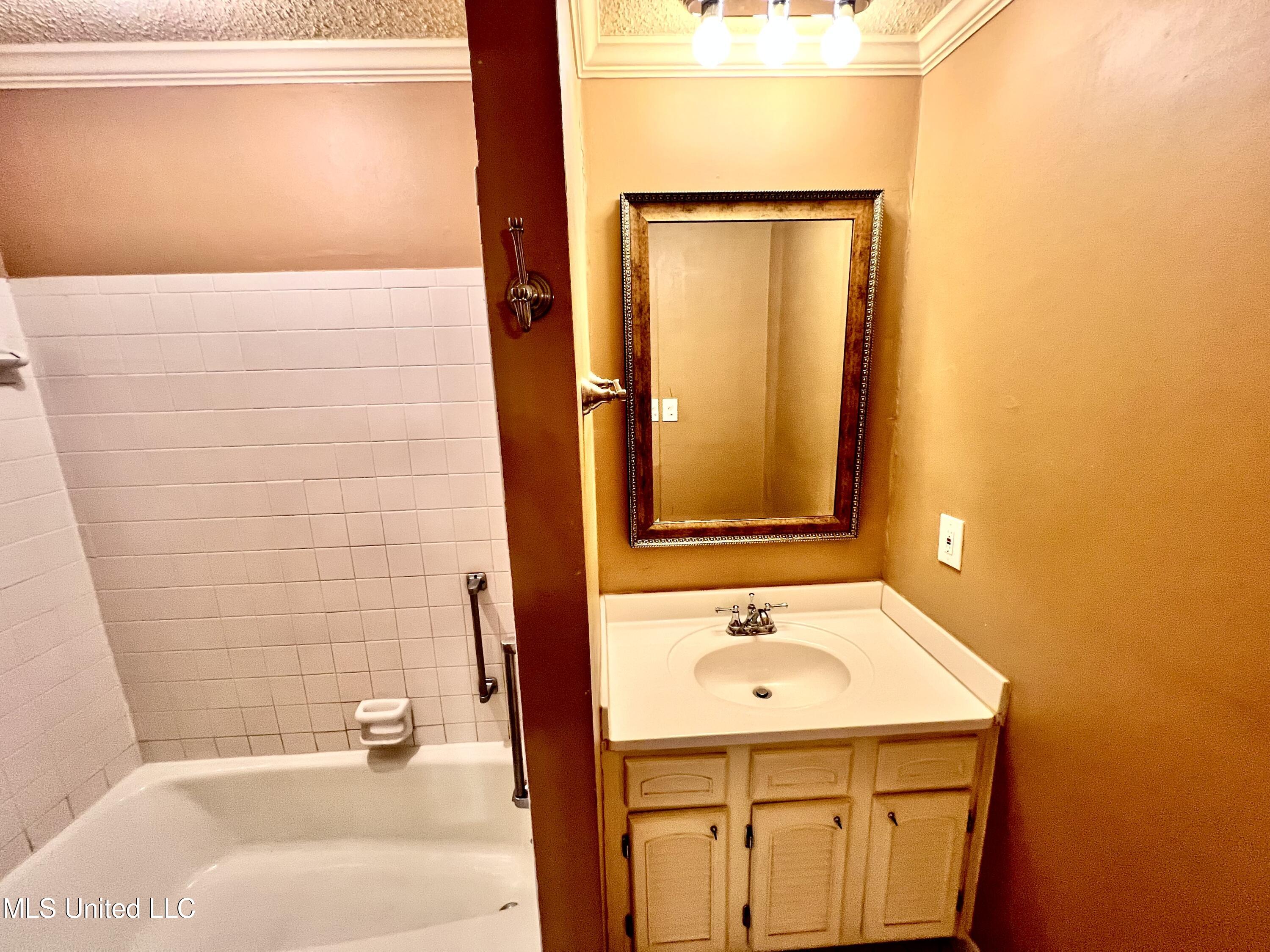 1255 E County Line Road, L-3