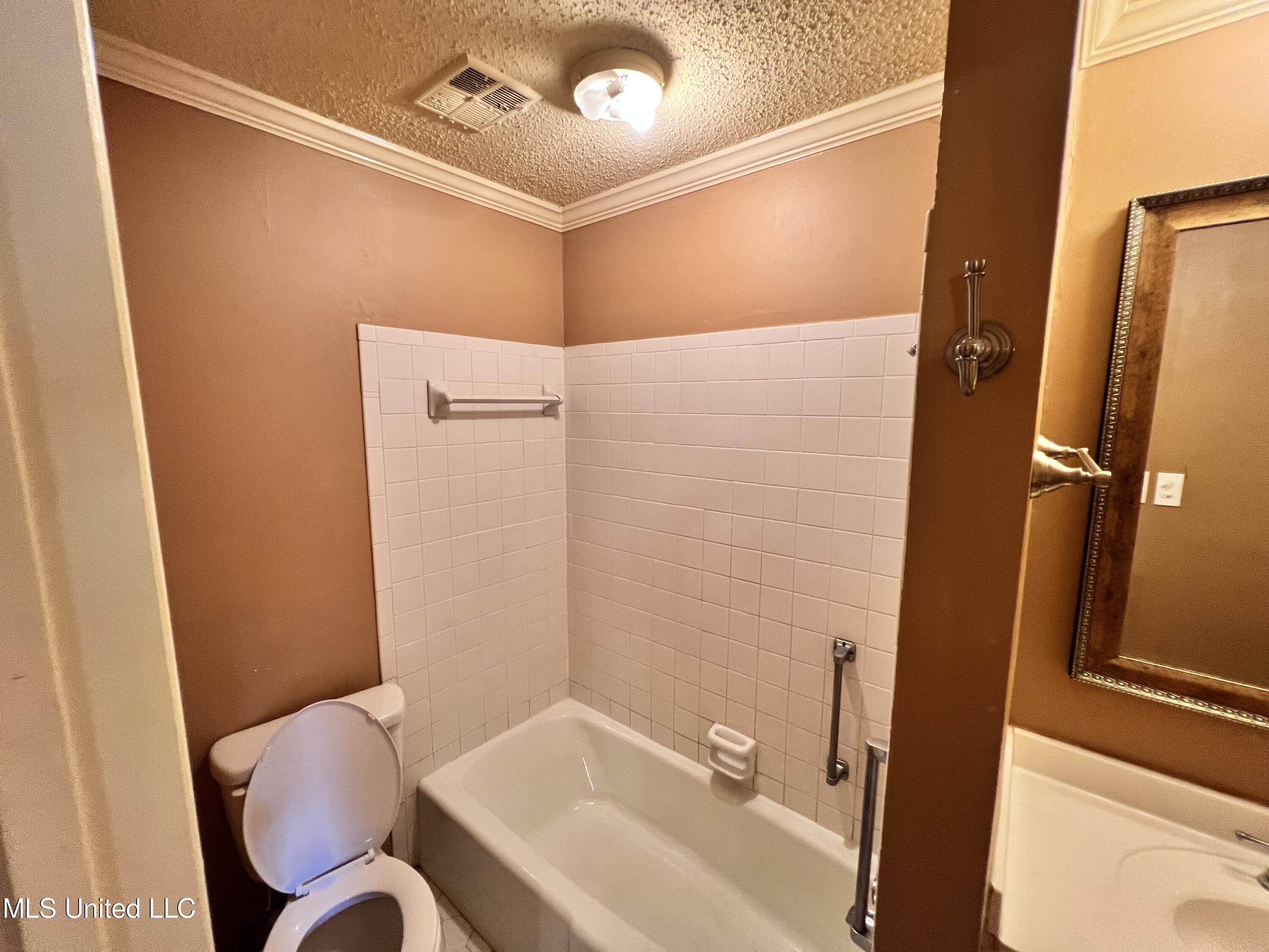 1255 E County Line Road, L-3