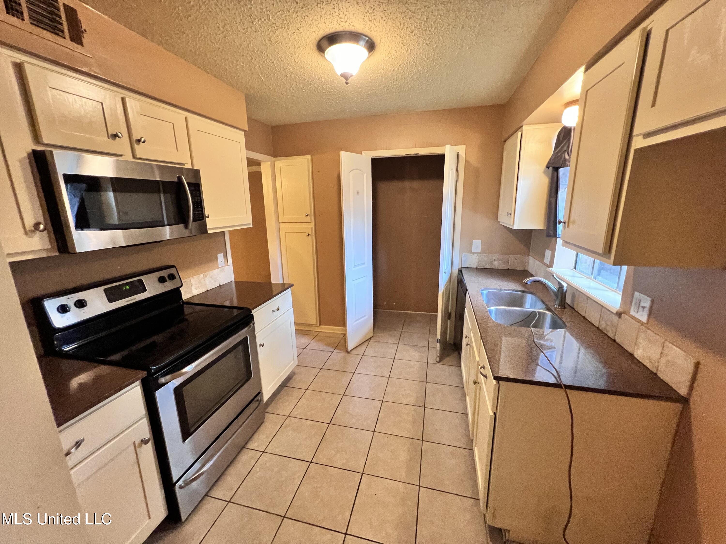 1255 E County Line Road, L-3