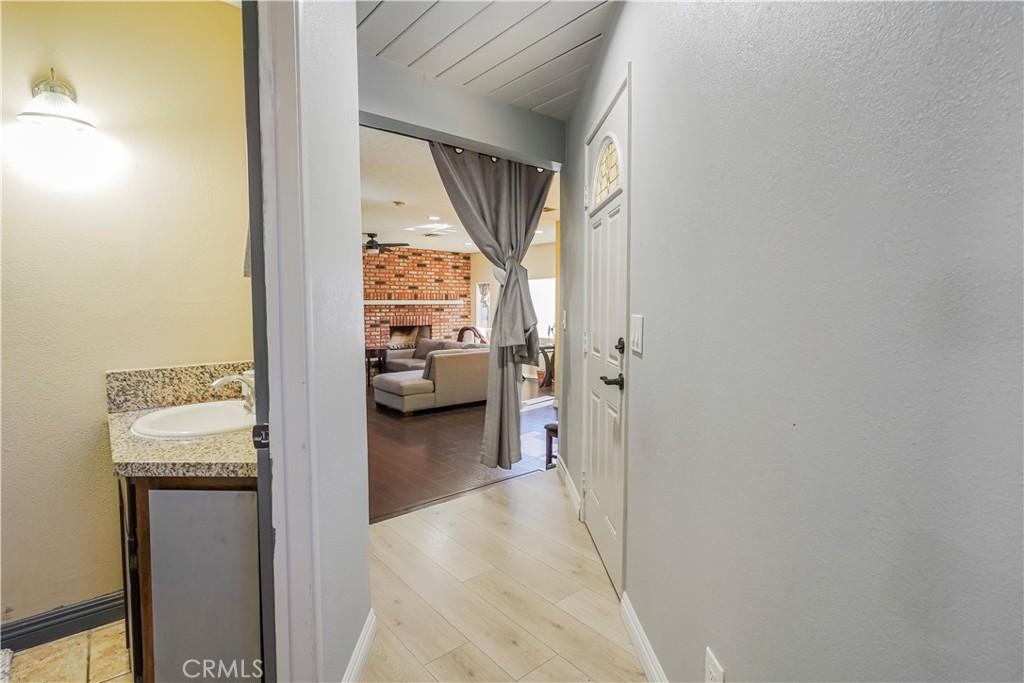 1223 W 27th