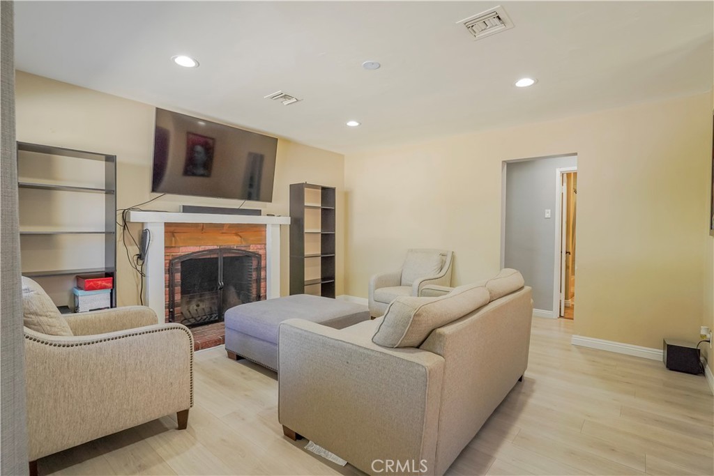 1223 W 27th