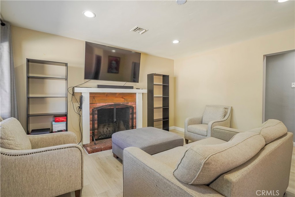 1223 W 27th