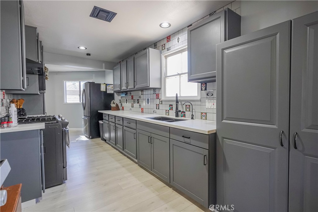 1223 W 27th