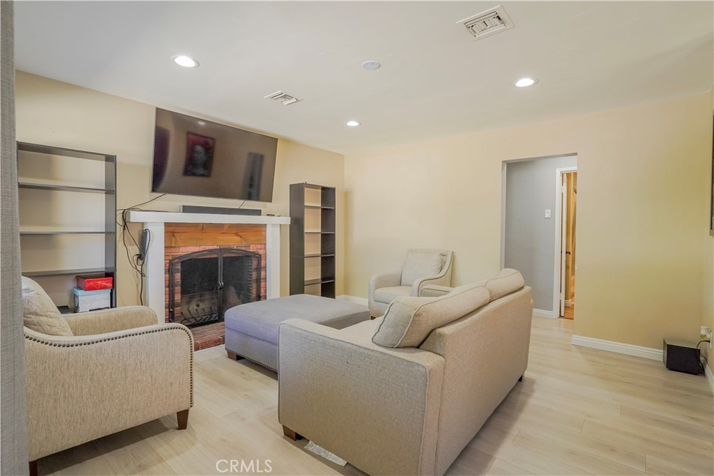 1223 W 27th