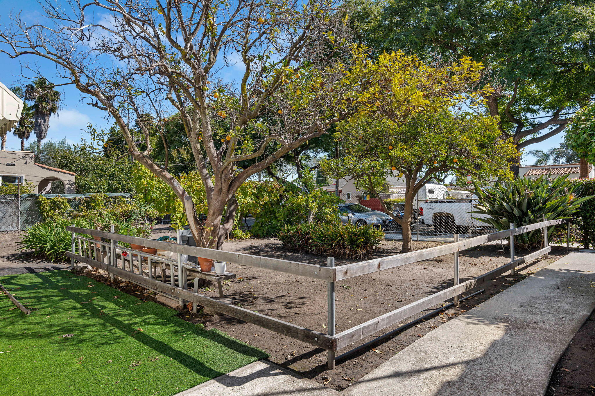 834 W Valerio Street