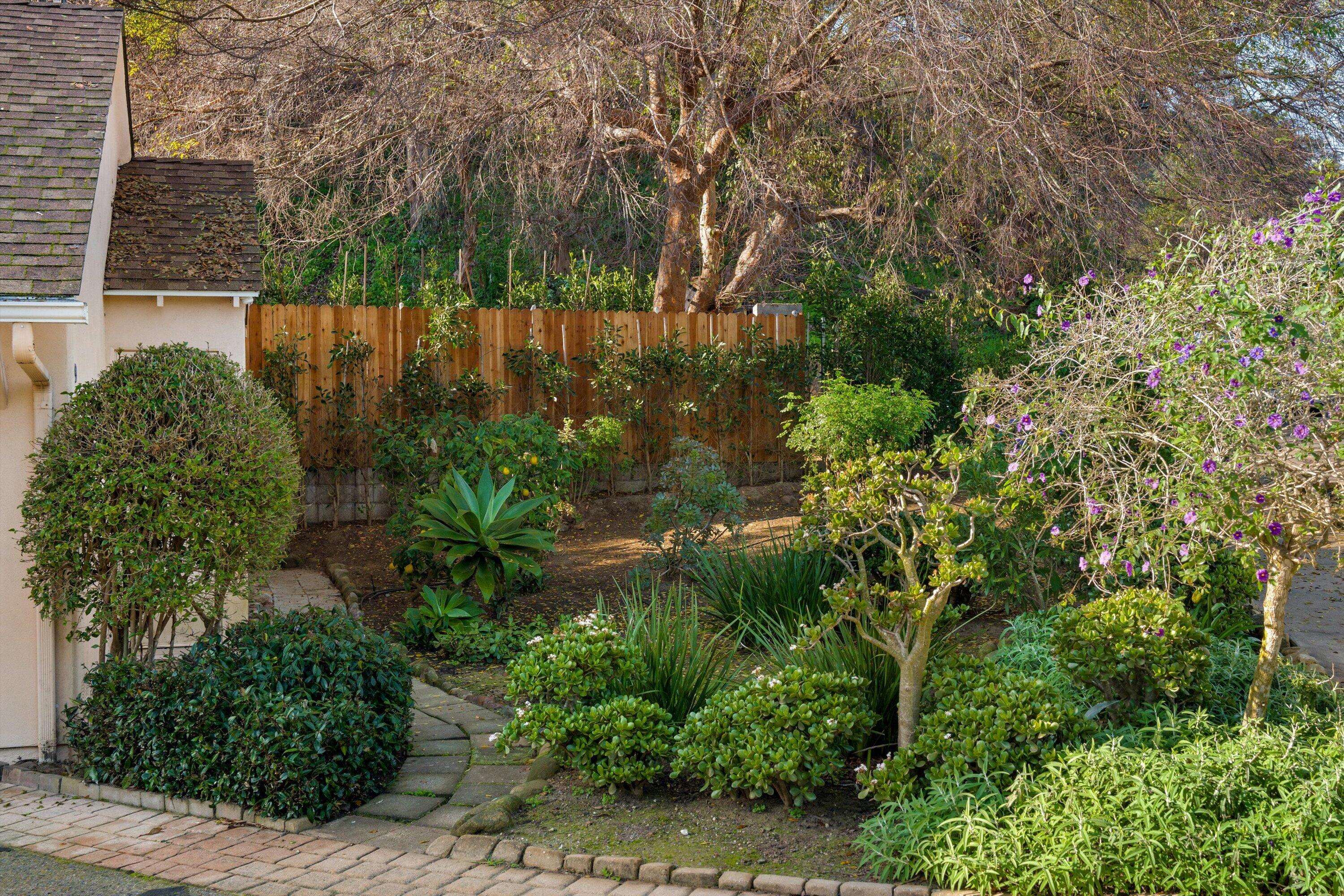 925 W Victoria Street