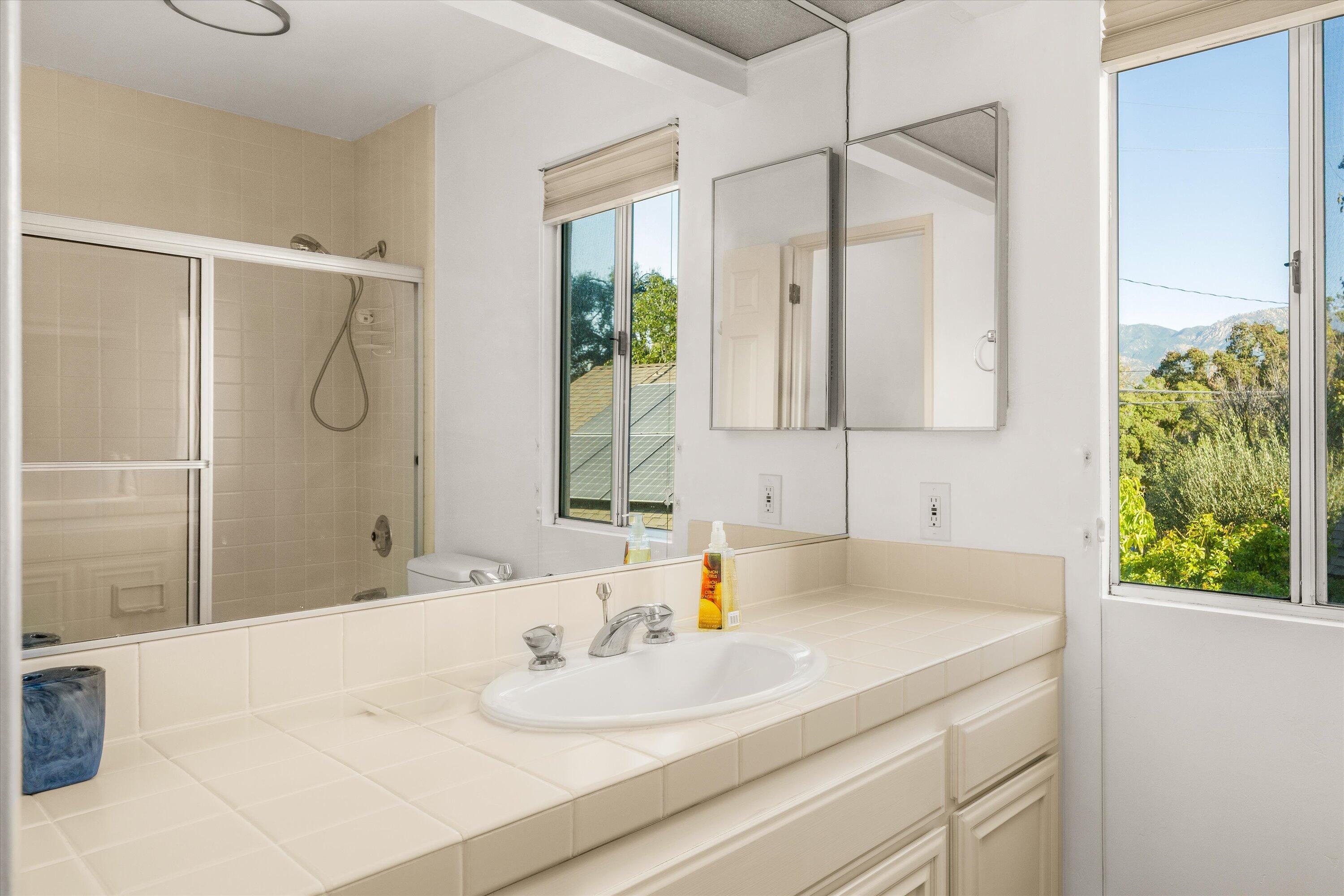 925 W Victoria Street