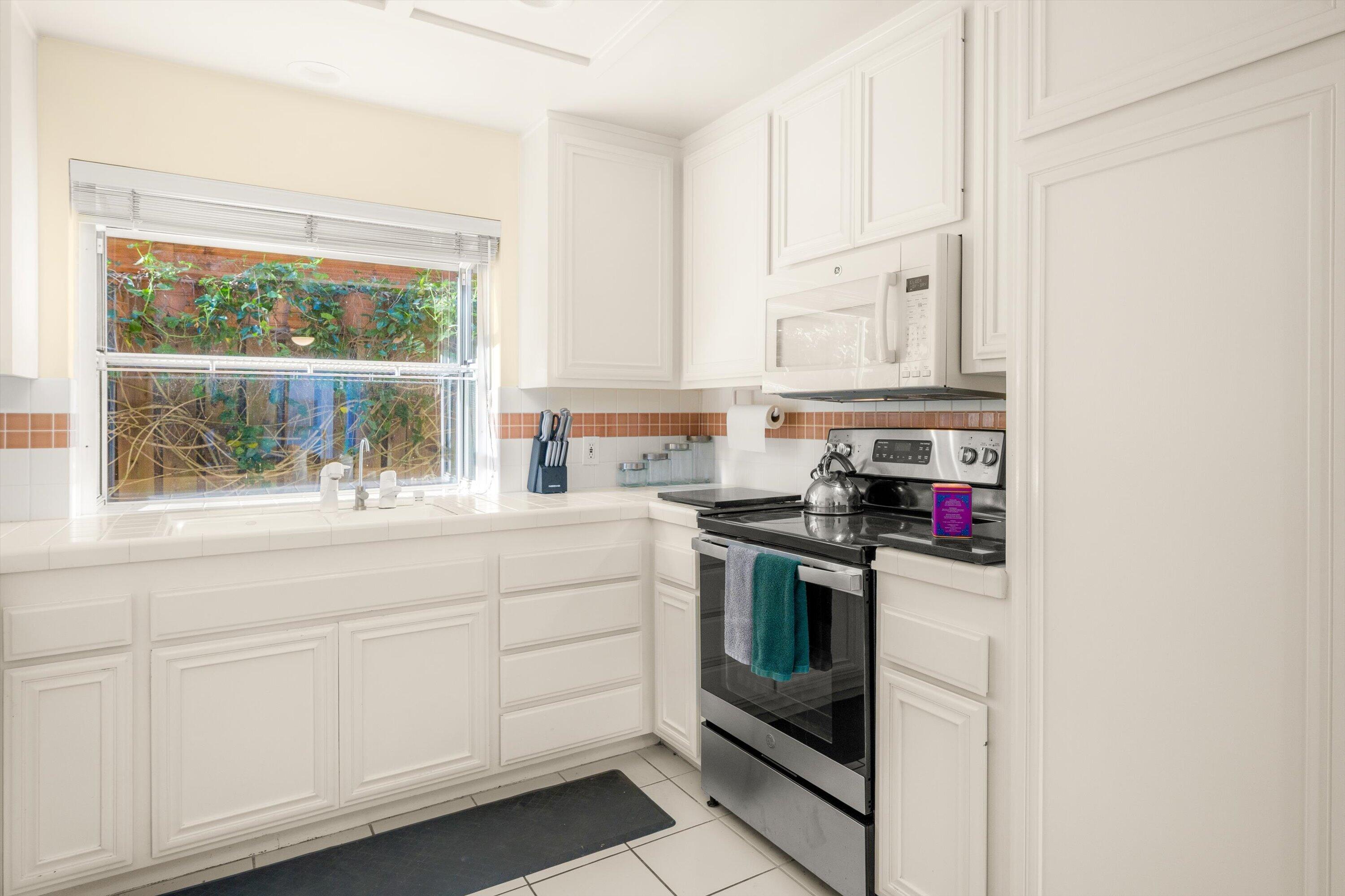 925 W Victoria Street