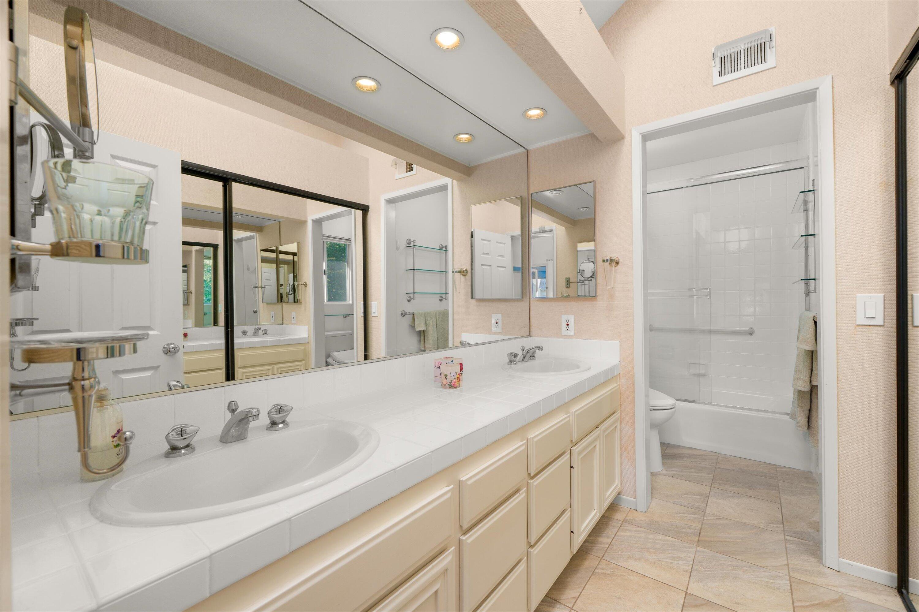 925 W Victoria Street