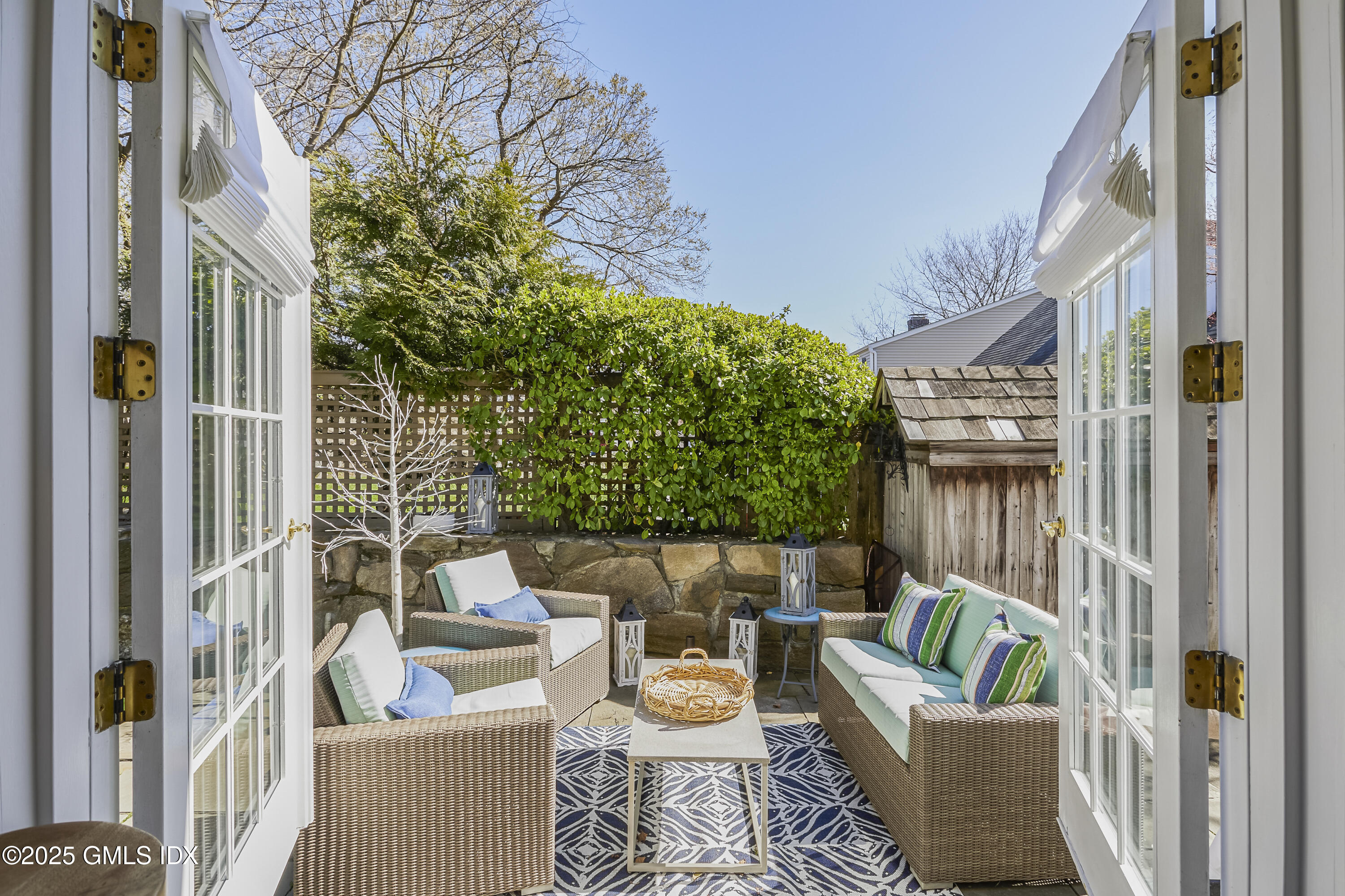 52 SOUND BEACH Avenue
