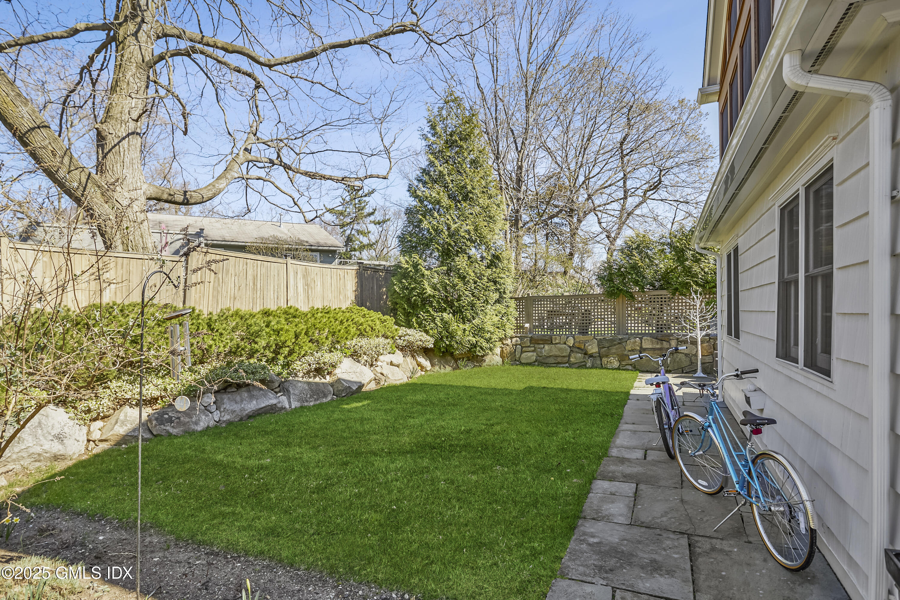 52 SOUND BEACH Avenue