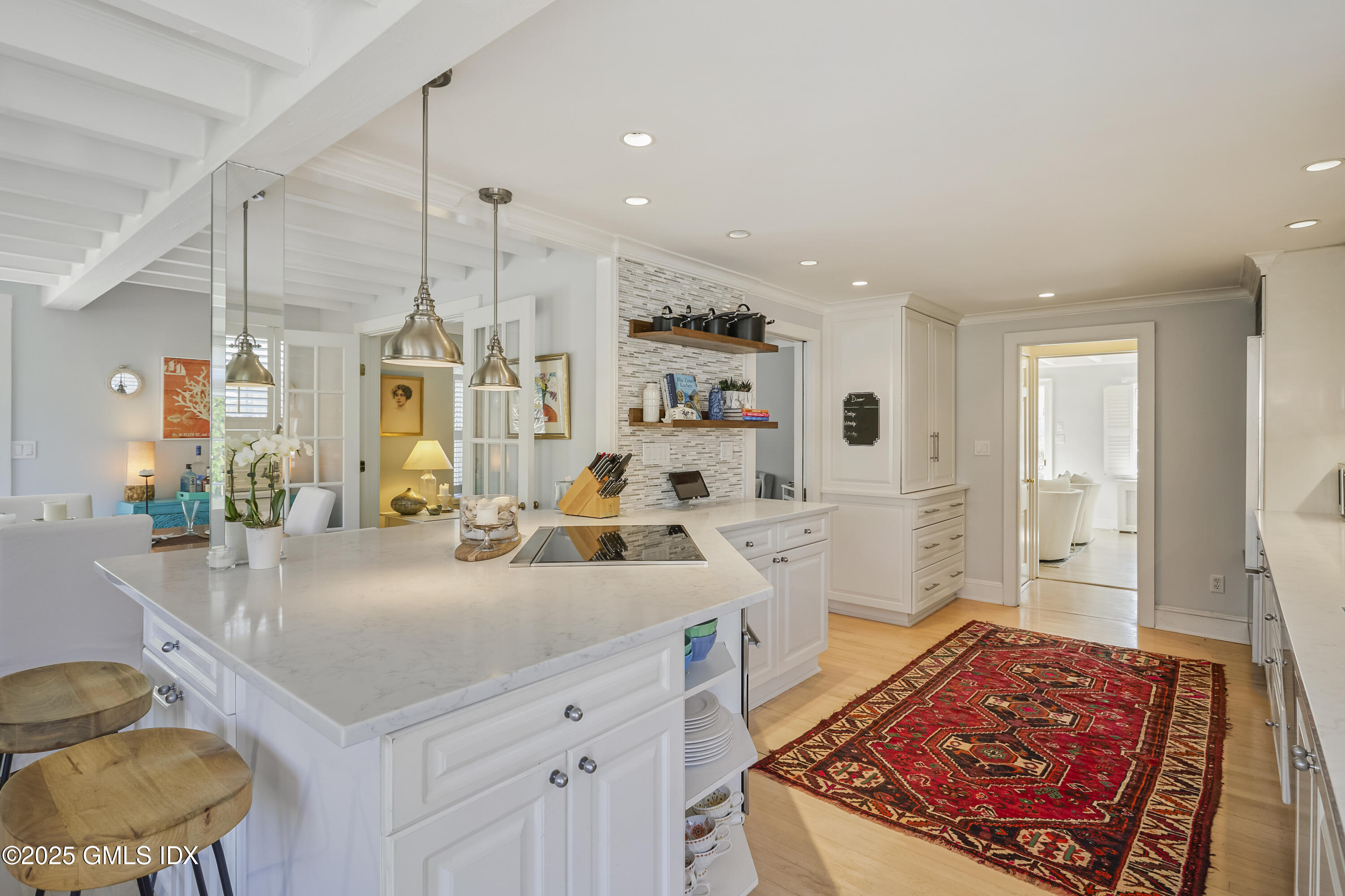 52 SOUND BEACH Avenue