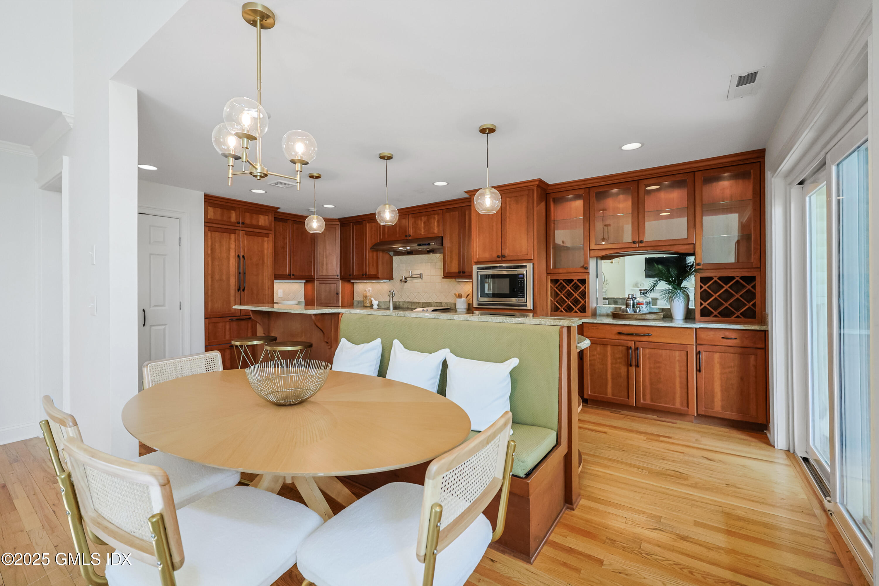 51 Forest Avenue, 98